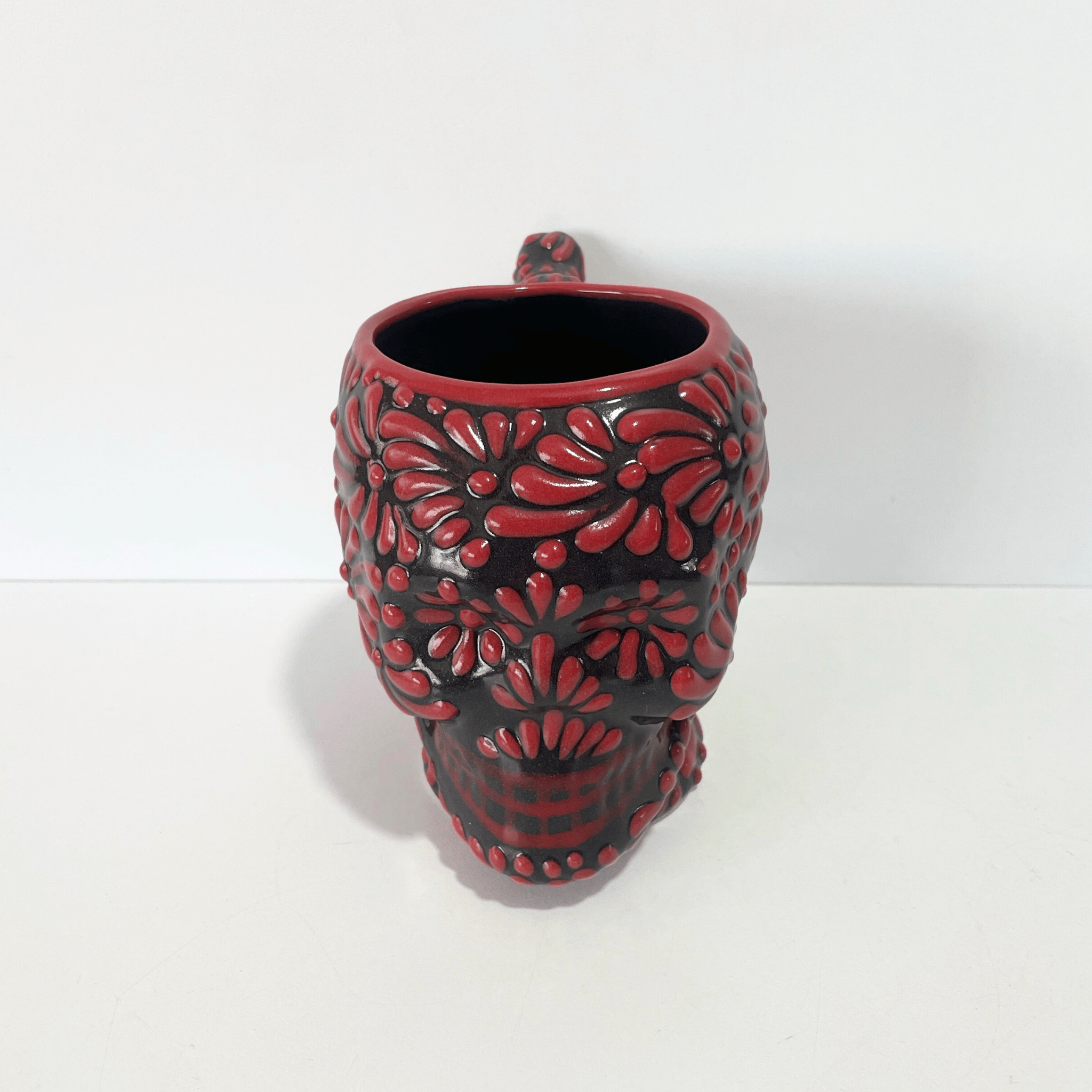 TAZA FORMA DE CRANEO FONDO NEGRO MIK ROJO