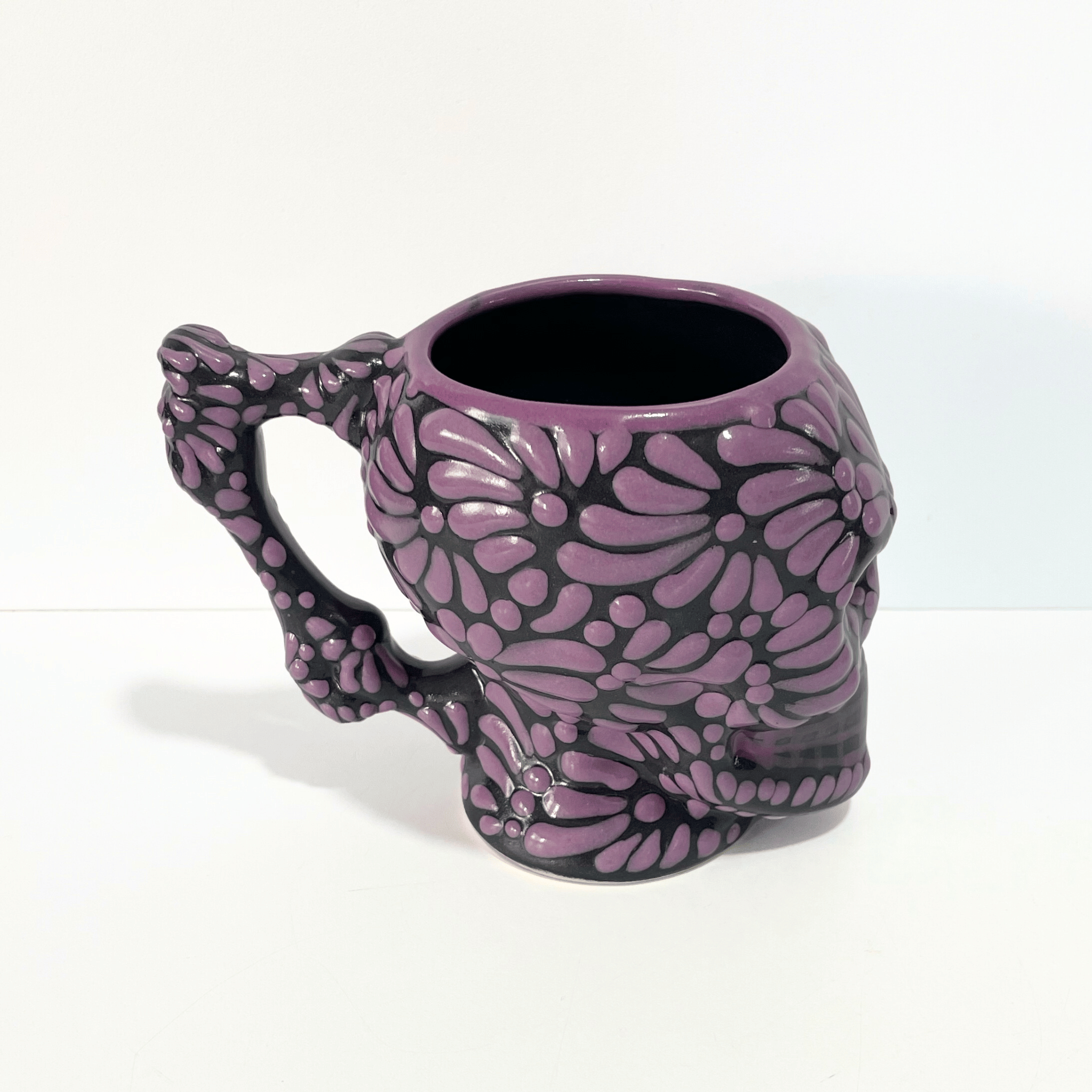 TAZA FORMA DE CRANEO FONDO NEGRO MIK MORADO