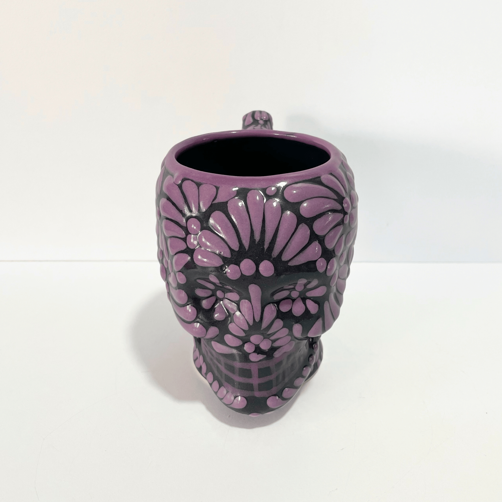 TAZA FORMA DE CRANEO FONDO NEGRO MIK MORADO