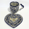 SET TAZA CORAZON CON ASA DE CORAZON FONDO TRADICIONAL DECORADO AZUL Y AMARILLO