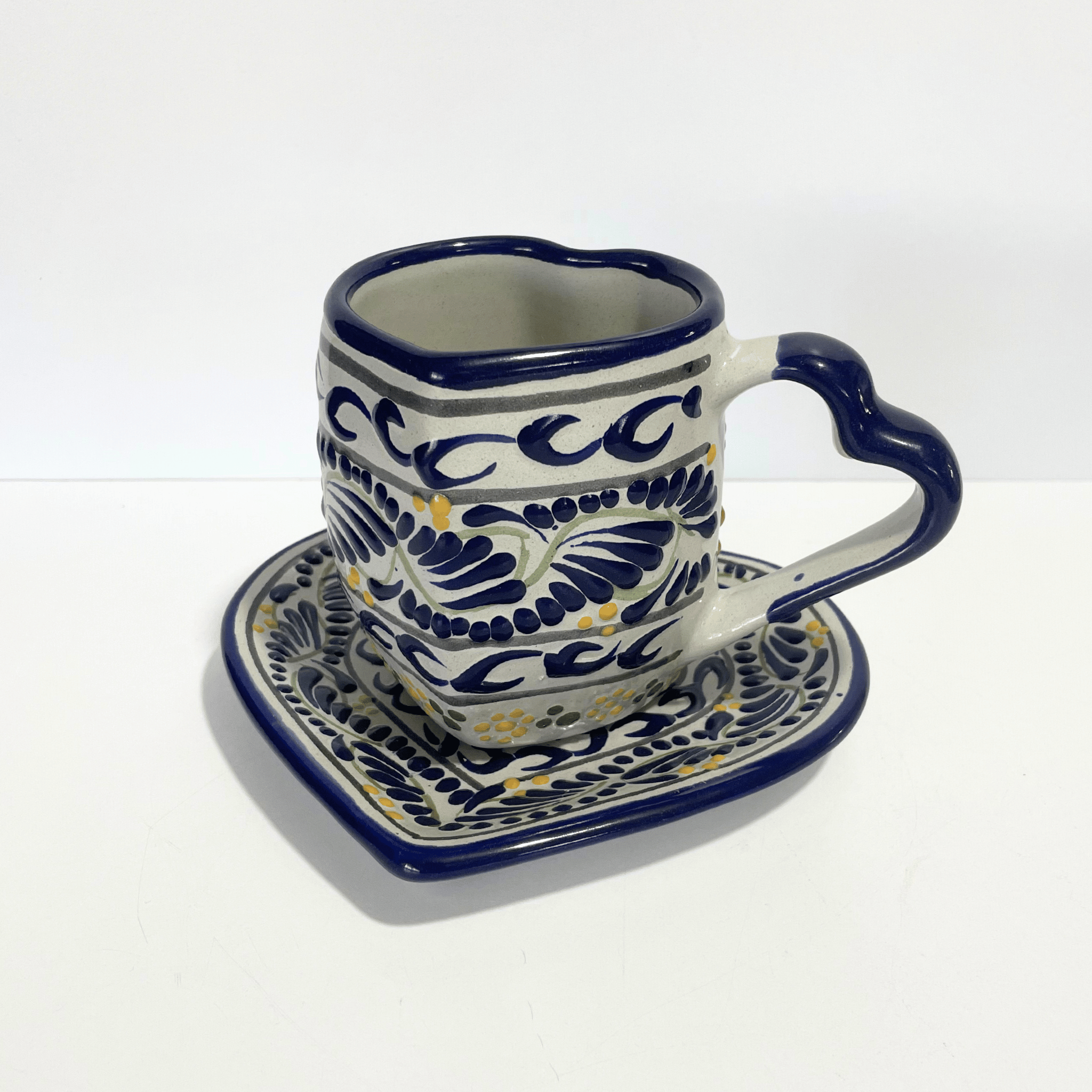 SET TAZA CORAZON CON ASA DE CORAZON FONDO TRADICIONAL DECORADO AZUL Y AMARILLO