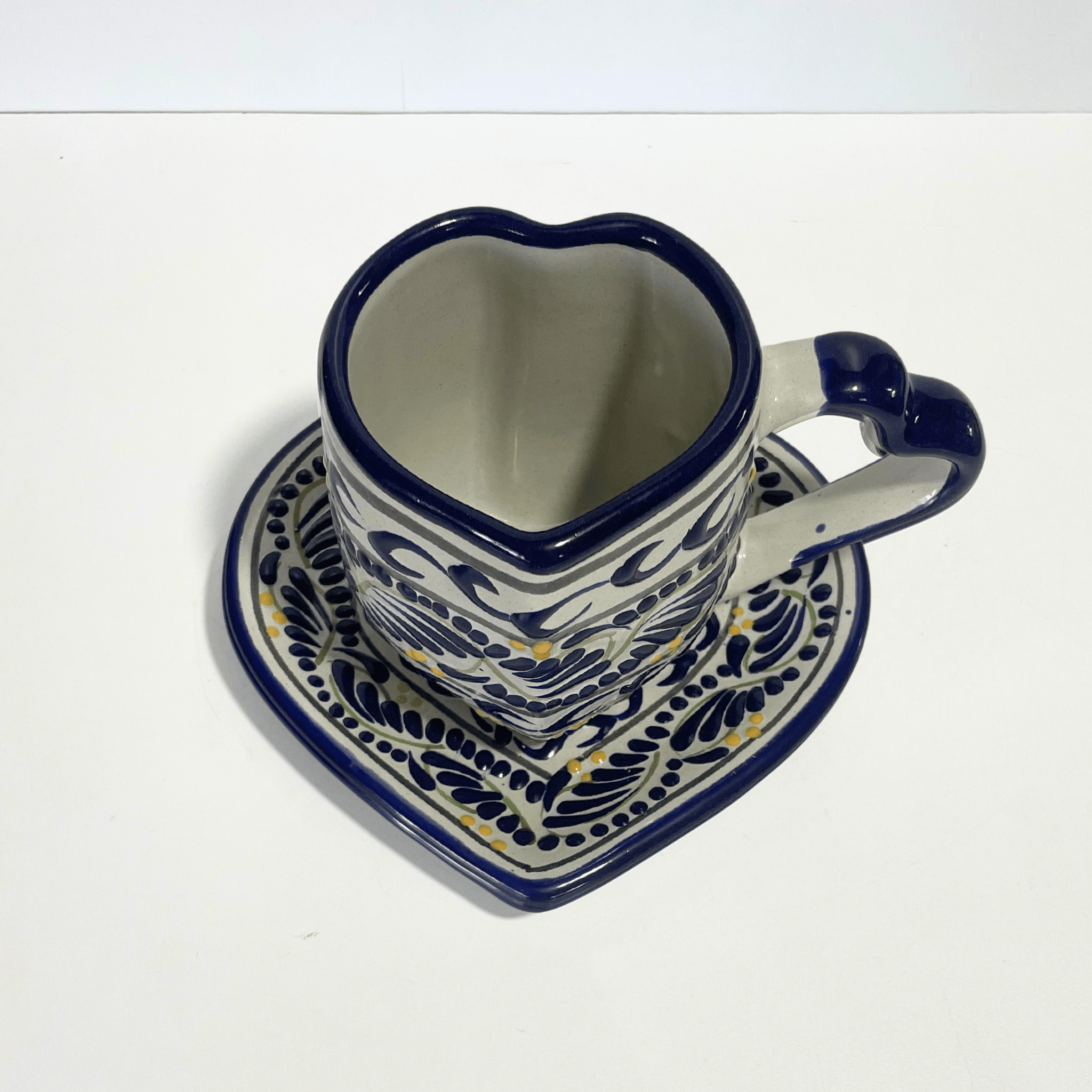 SET TAZA CORAZON CON ASA DE CORAZON FONDO TRADICIONAL DECORADO AZUL Y AMARILLO