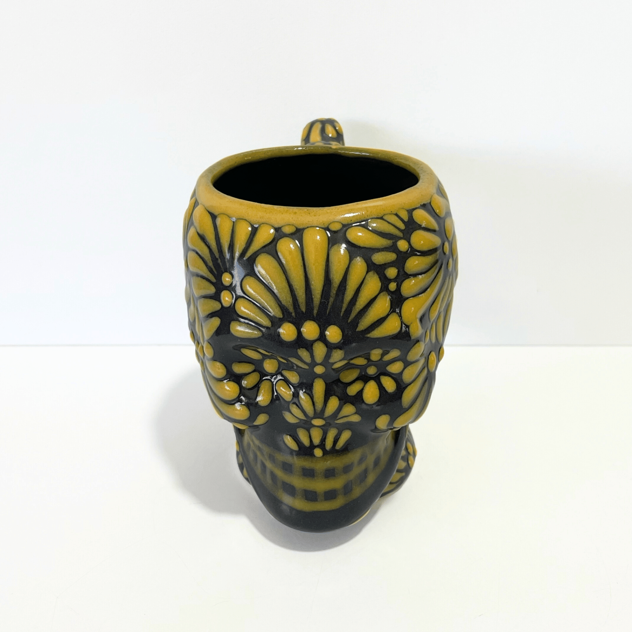 TAZA FORMA DE CRANEO FONDO NEGRO MIK AMARILLO