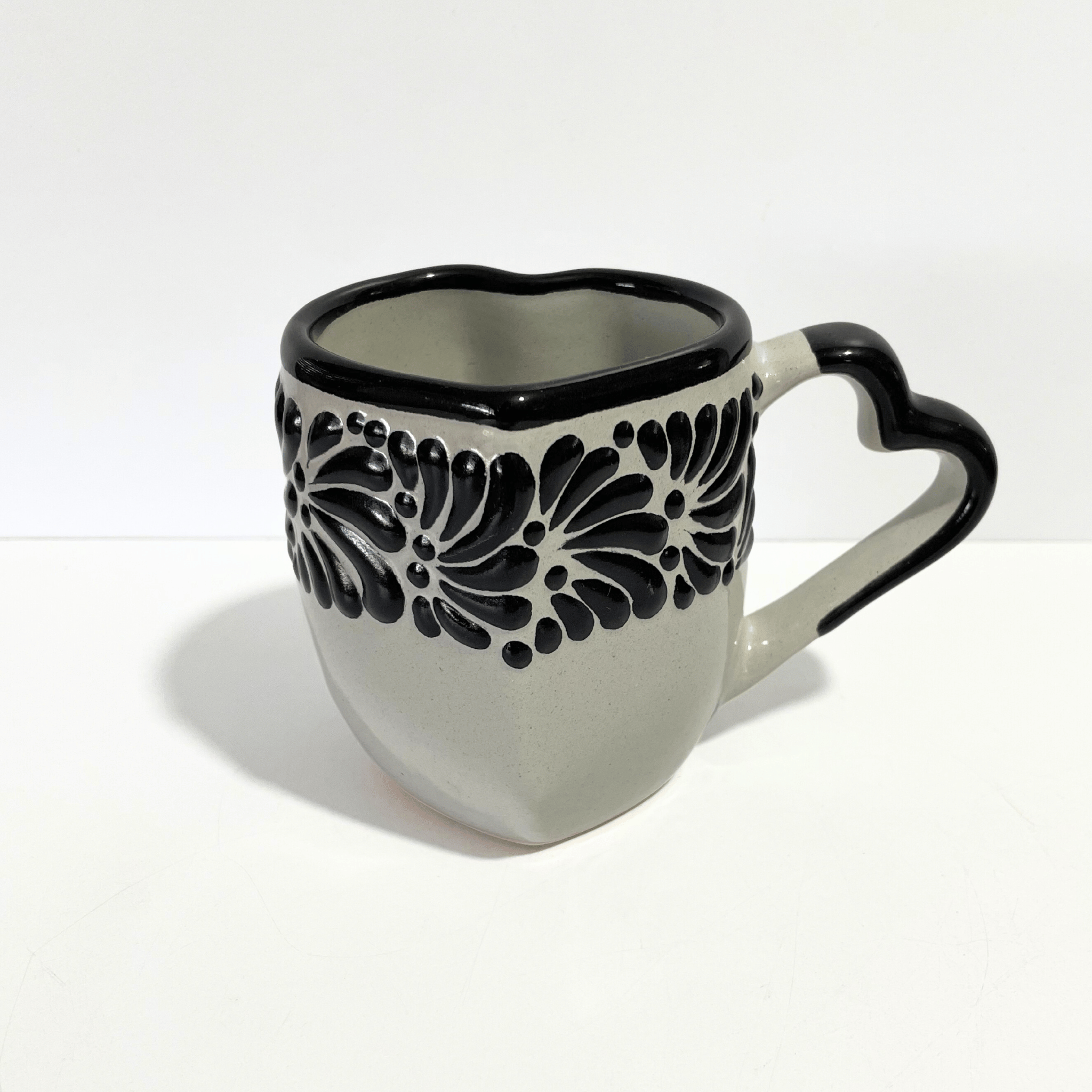 TAZA CORAZON CON ASA DE CORAZON FONDO TRADICIONAL MIK CENEFA NEGRO