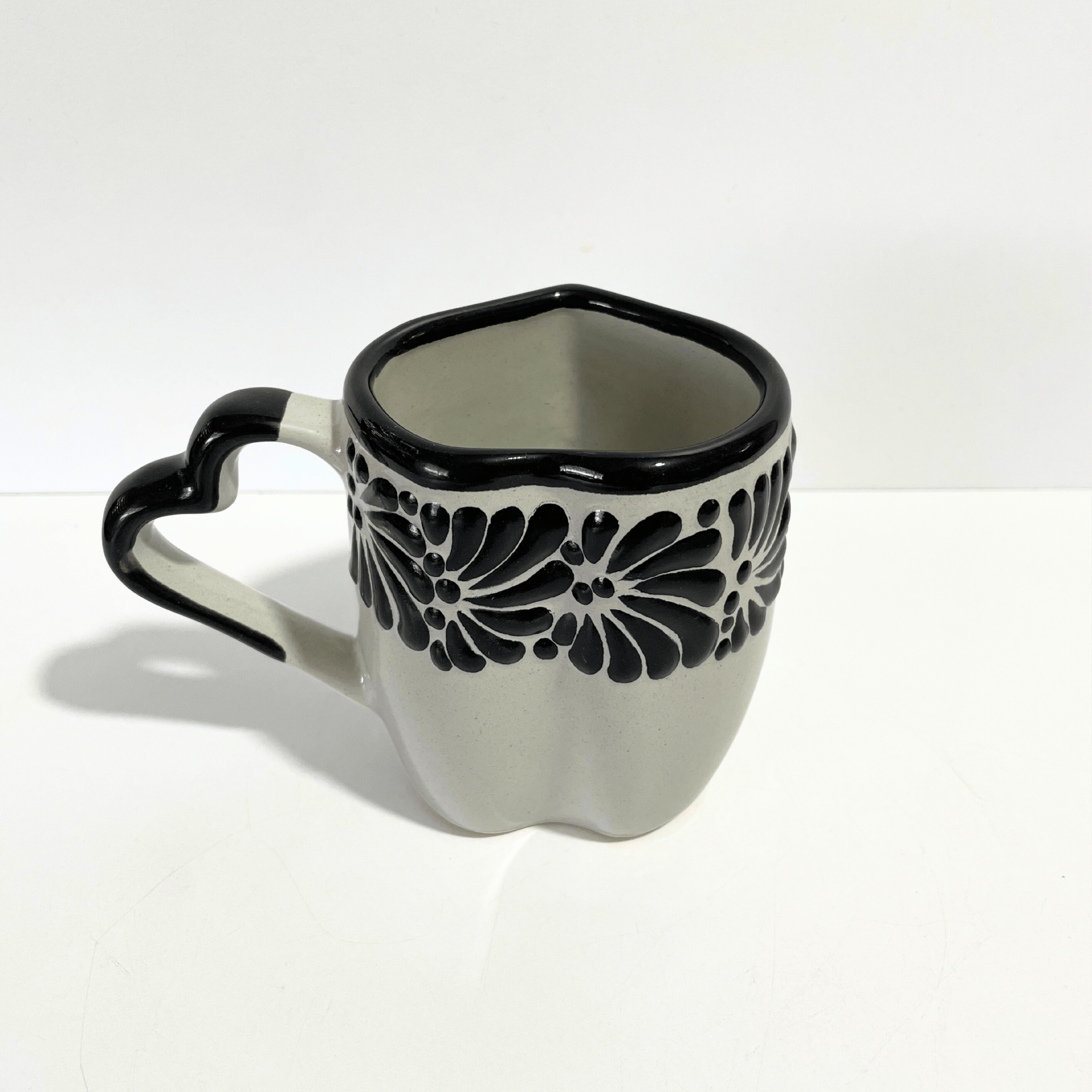 TAZA CORAZON CON ASA DE CORAZON FONDO TRADICIONAL MIK CENEFA NEGRO