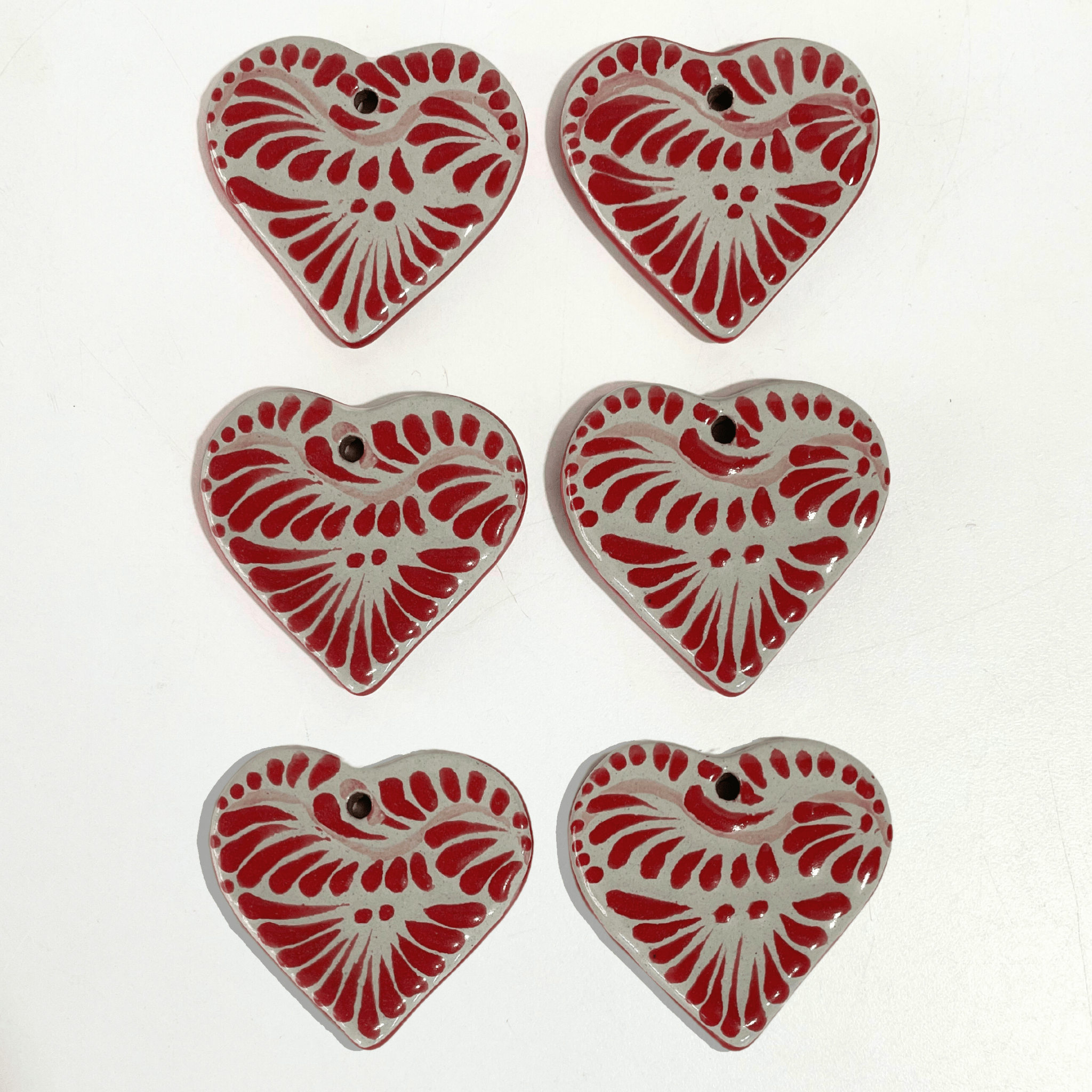 CORAZON PLANO CERRADO 4.5 CM FONDO TRADICIONAL DECORADO ROJO