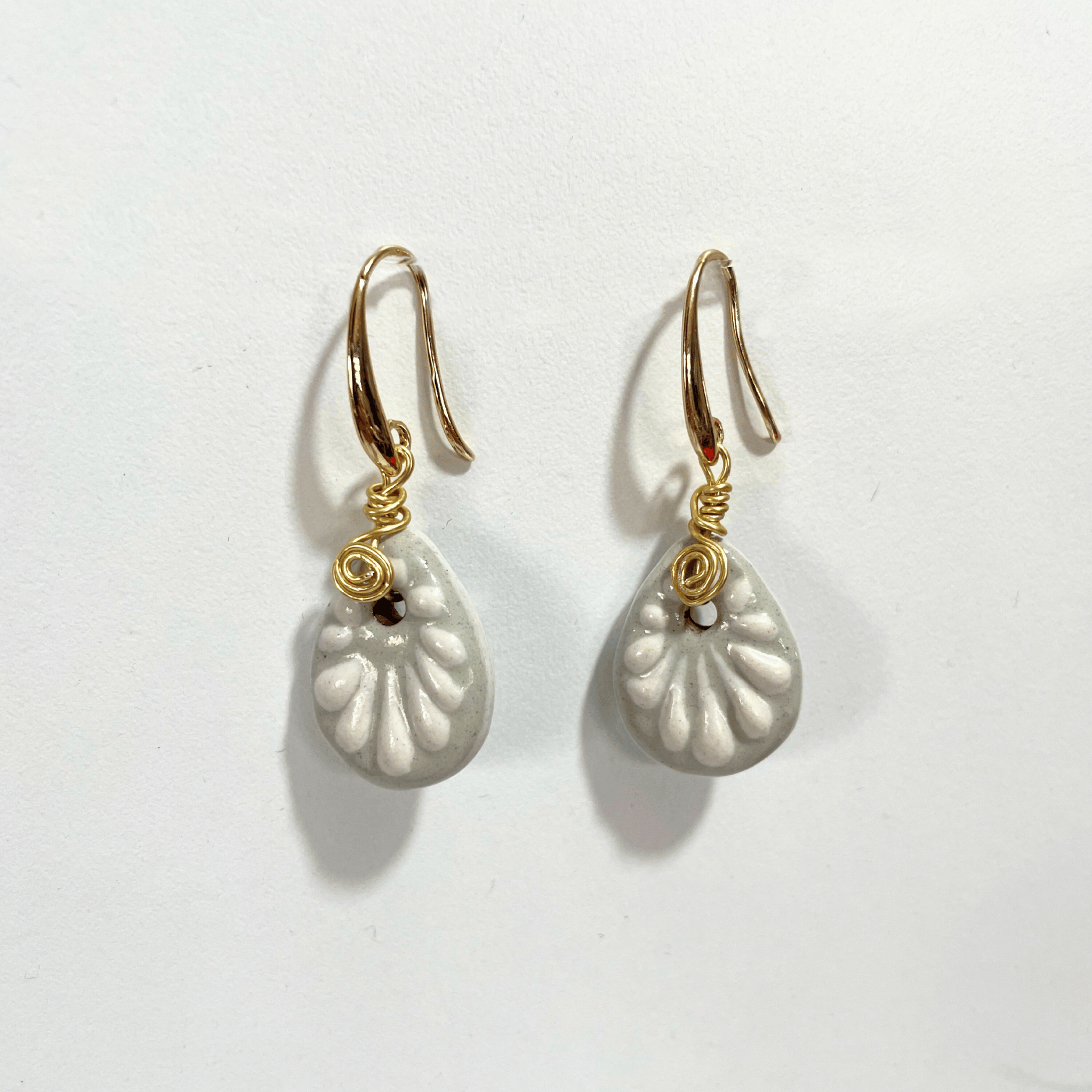 ARETES GOTA PLANA FONDO TRADICIONAL DECORADO BLANCO