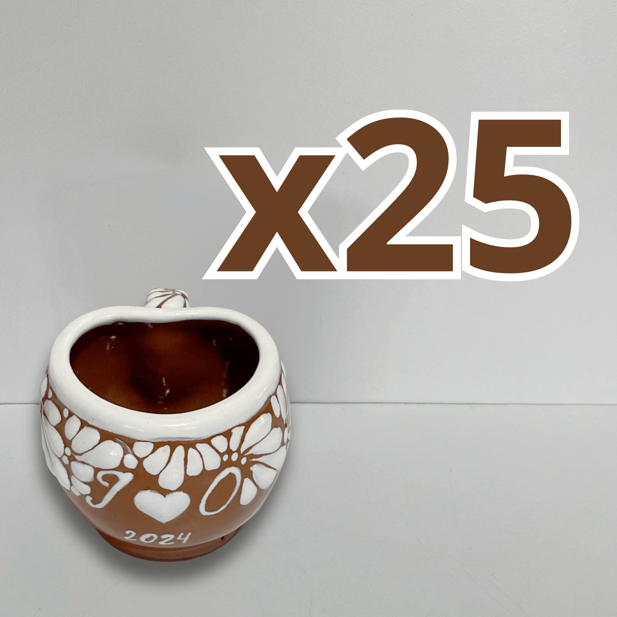 PAQUETE TAZA CHOCOLATERA CHICA FORMA DE CORAZON PERSONALIZADO FONDO CAFE MIK CENEFA BLANCO INICIALES Y AÑO CON CORAZON