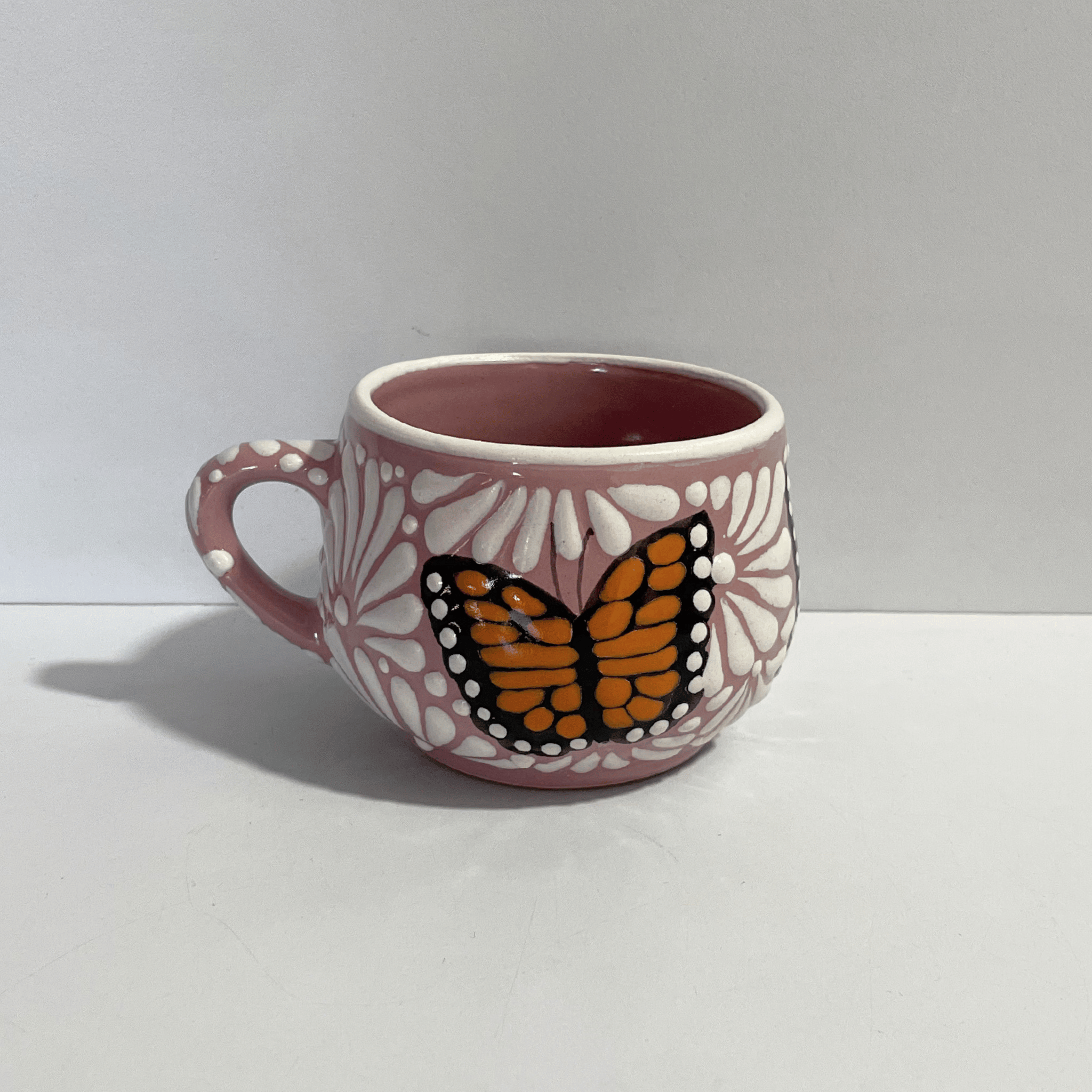 TAZA CHOCOLATERA MEDIANA FONDO ROSA MIK BLANCO MARIPOSAS