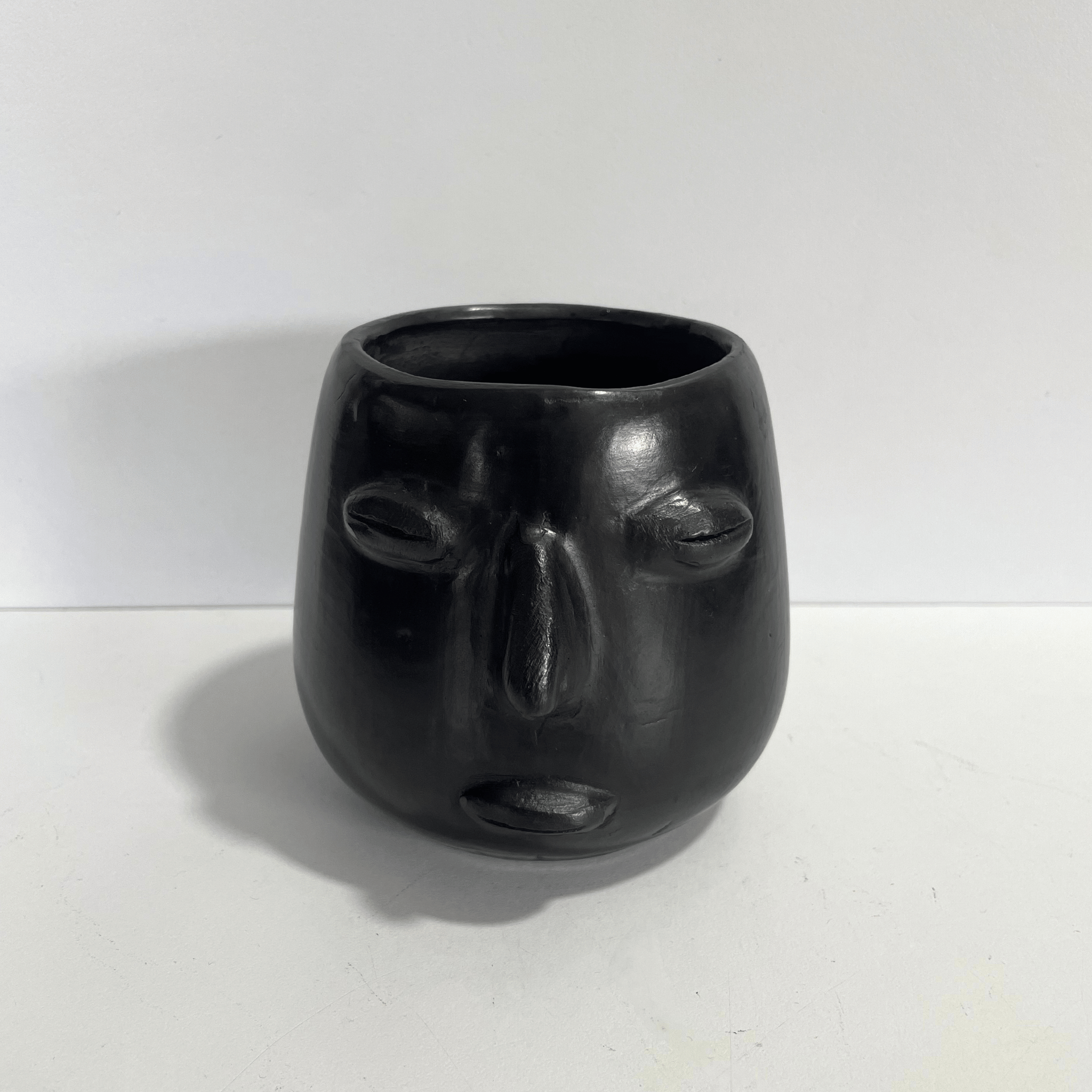 TAZA CHICA CARITA BARRO NEGRO