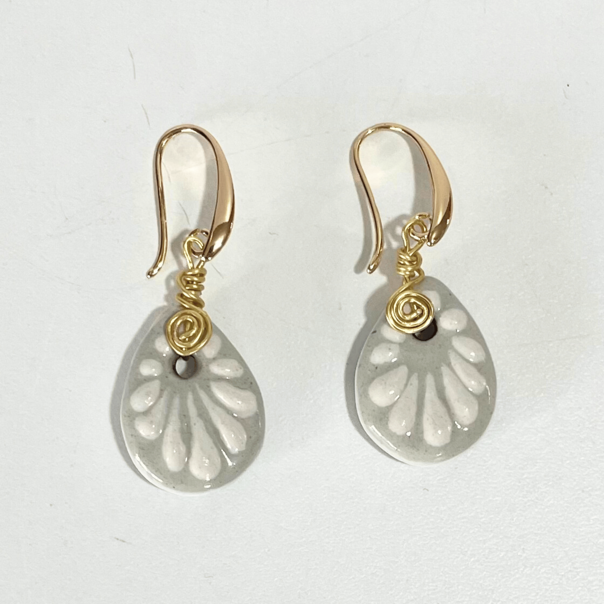 ARETES GOTA PLANA FONDO TRADICIONAL DECORADO BLANCO