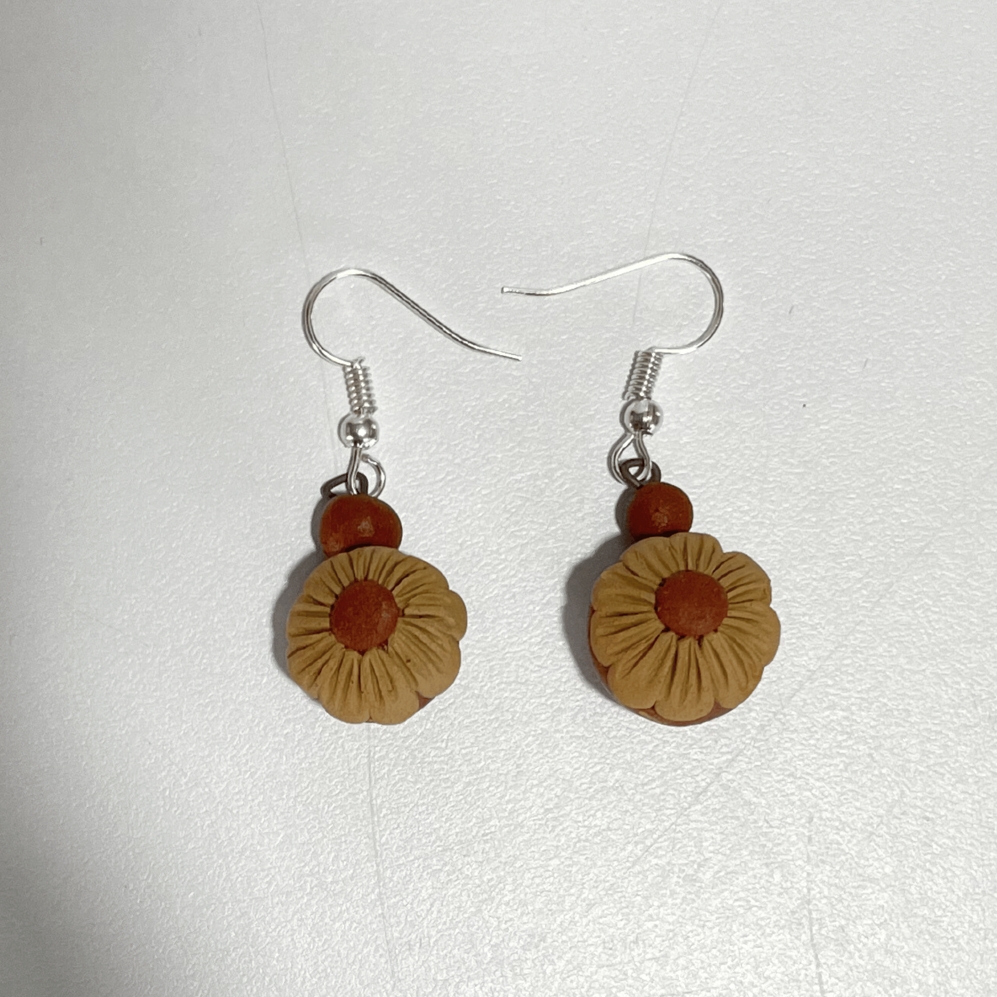 ARETES FLORES BARRO BLANCO Y ROJO BORDADO