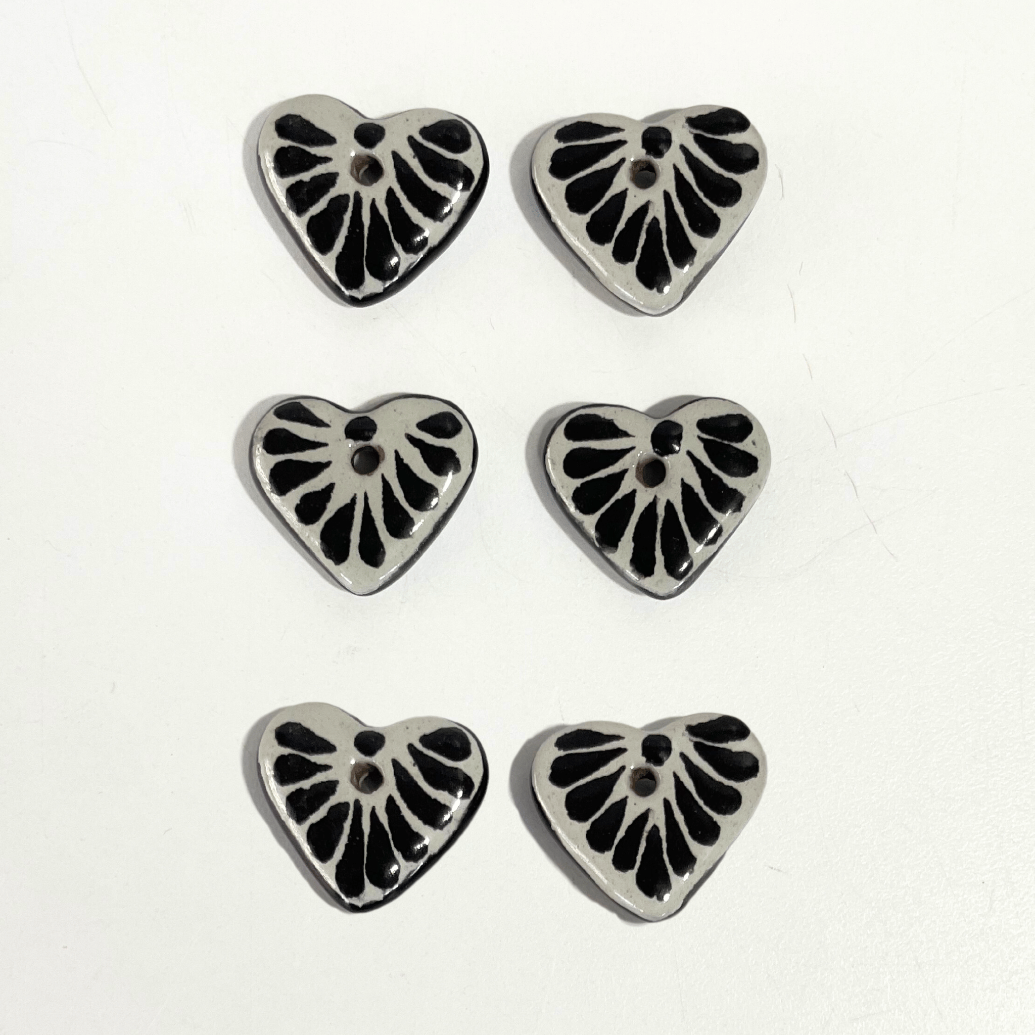 CORAZON PLANO CERRADO 2.1 CM FONDO TRADICIONAL DECORADO NEGRO