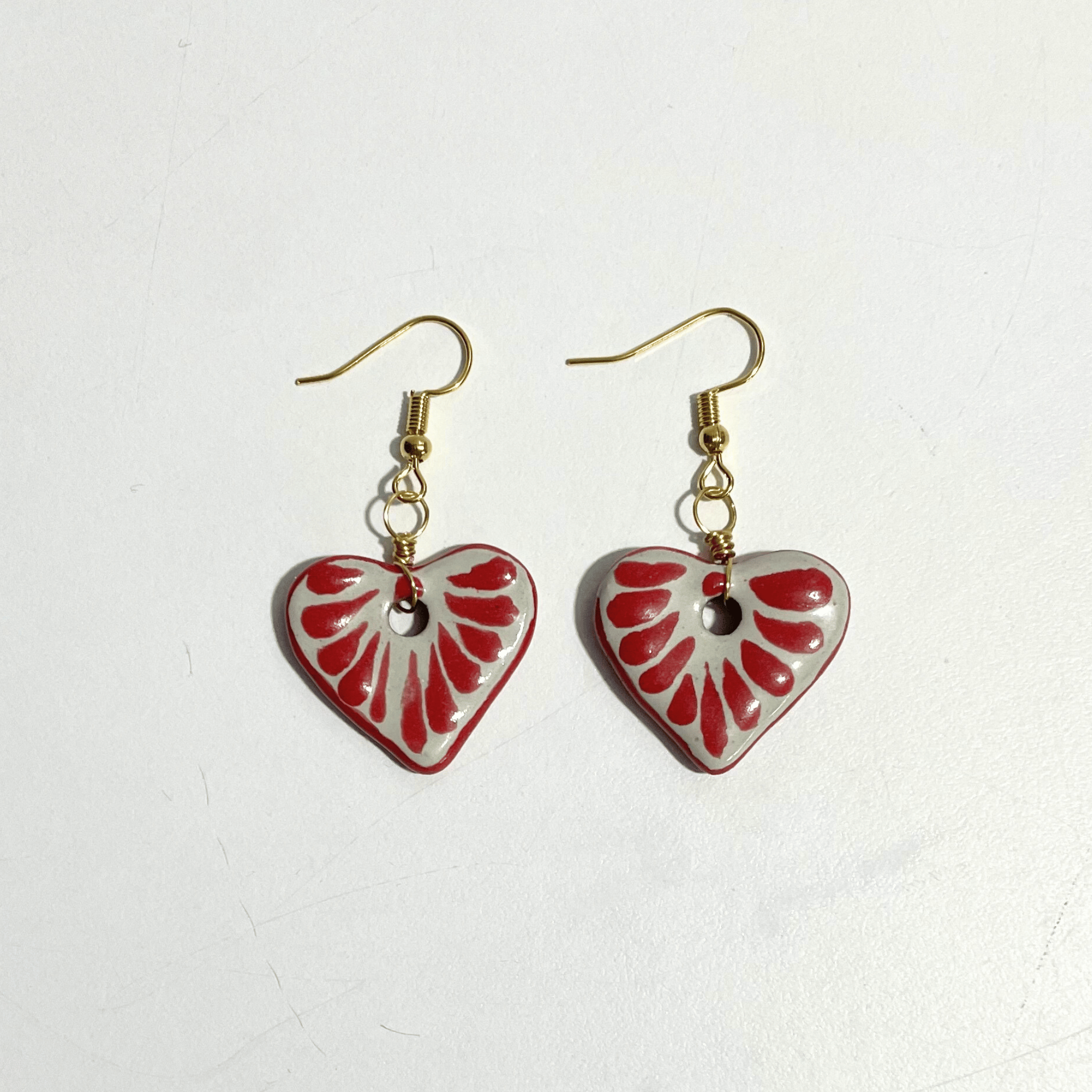 ARETES CORAZON PLANO CERRADO FONDO TRADICIONAL DECORADO ROJO