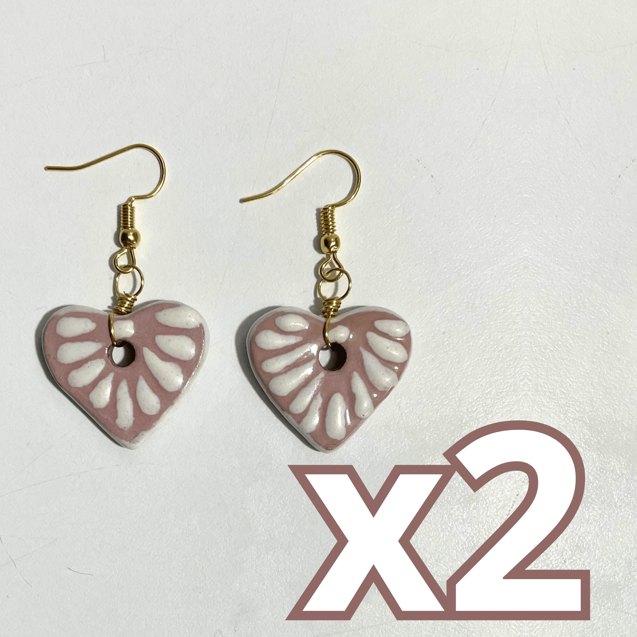 ARETES CORAZON PLANO CERRADO FONDO ROSA DECORADO BLANCO