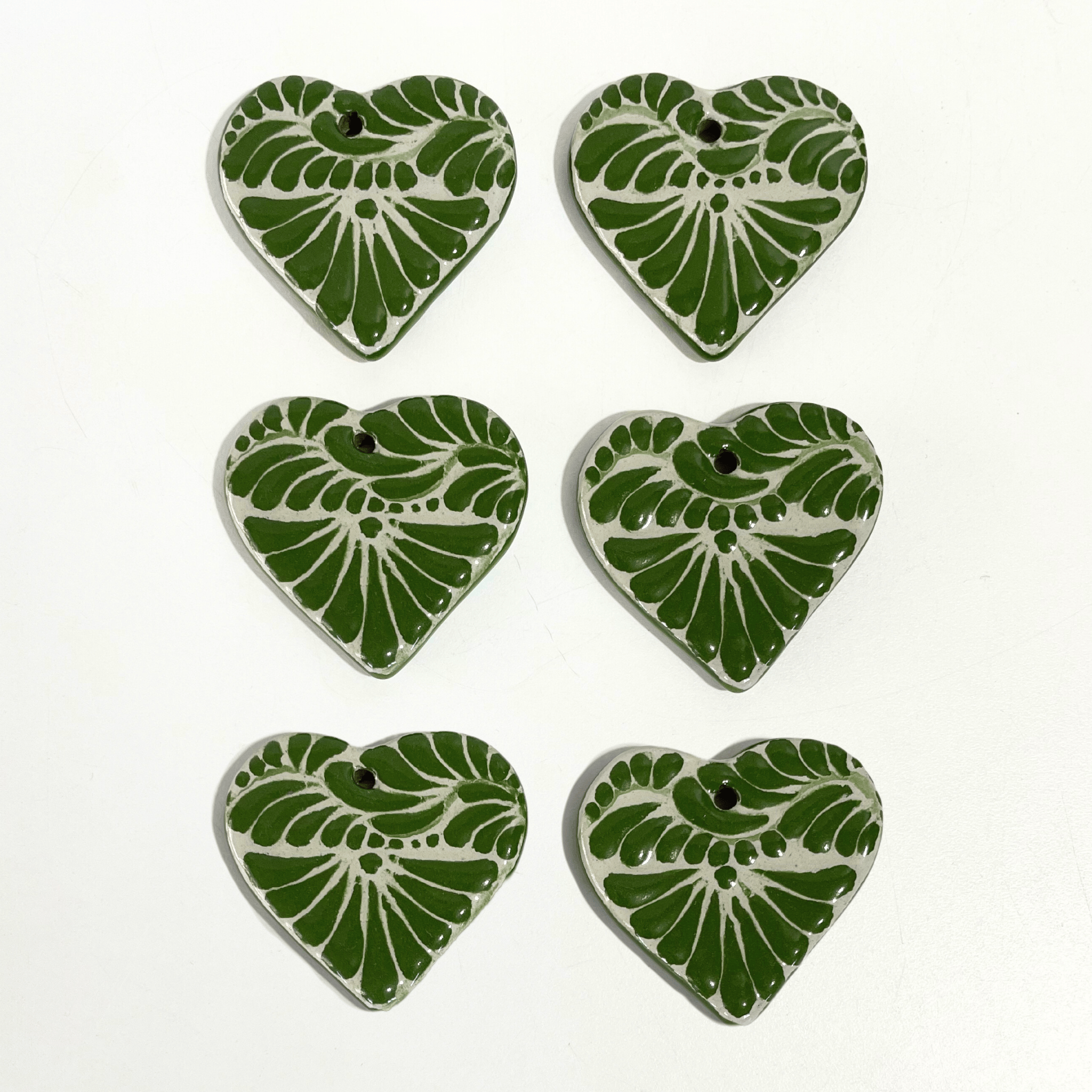 CORAZON PLANO CERRADO 4.5 CM FONDO TRADICIONAL DECORADO VERDE BANDERA