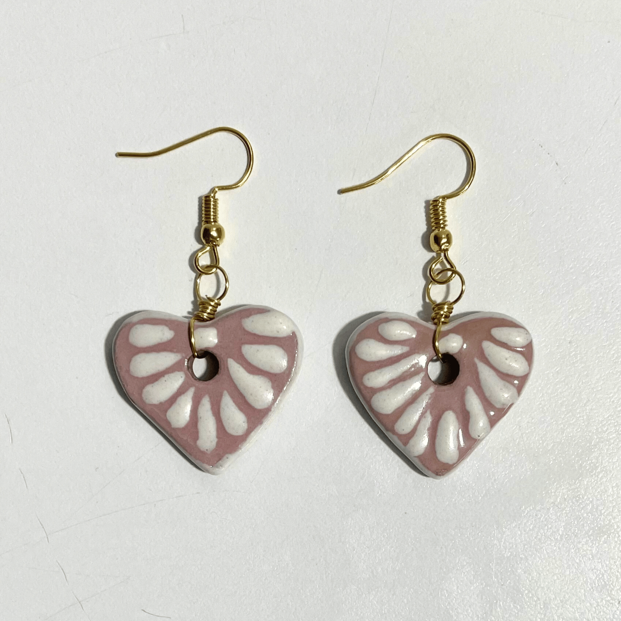 ARETES CORAZON PLANO CERRADO FONDO ROSA DECORADO BLANCO