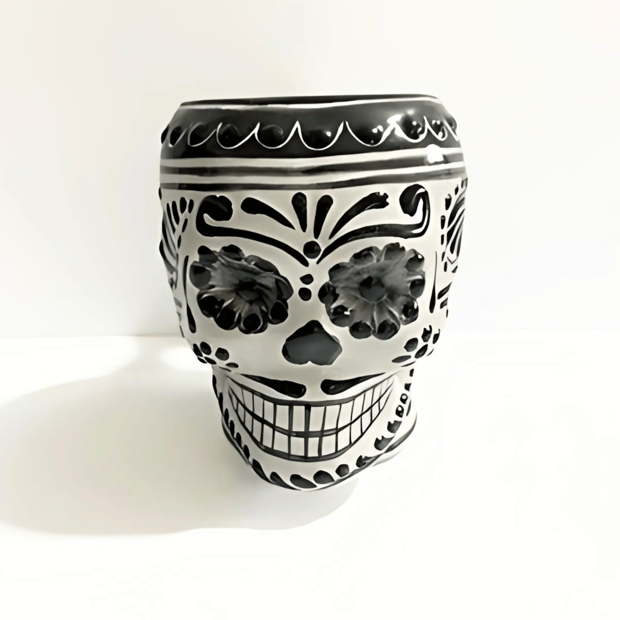 TAZA FORMA DE CRANEO FONDO TRADICIONAL DECORADO NEGRO