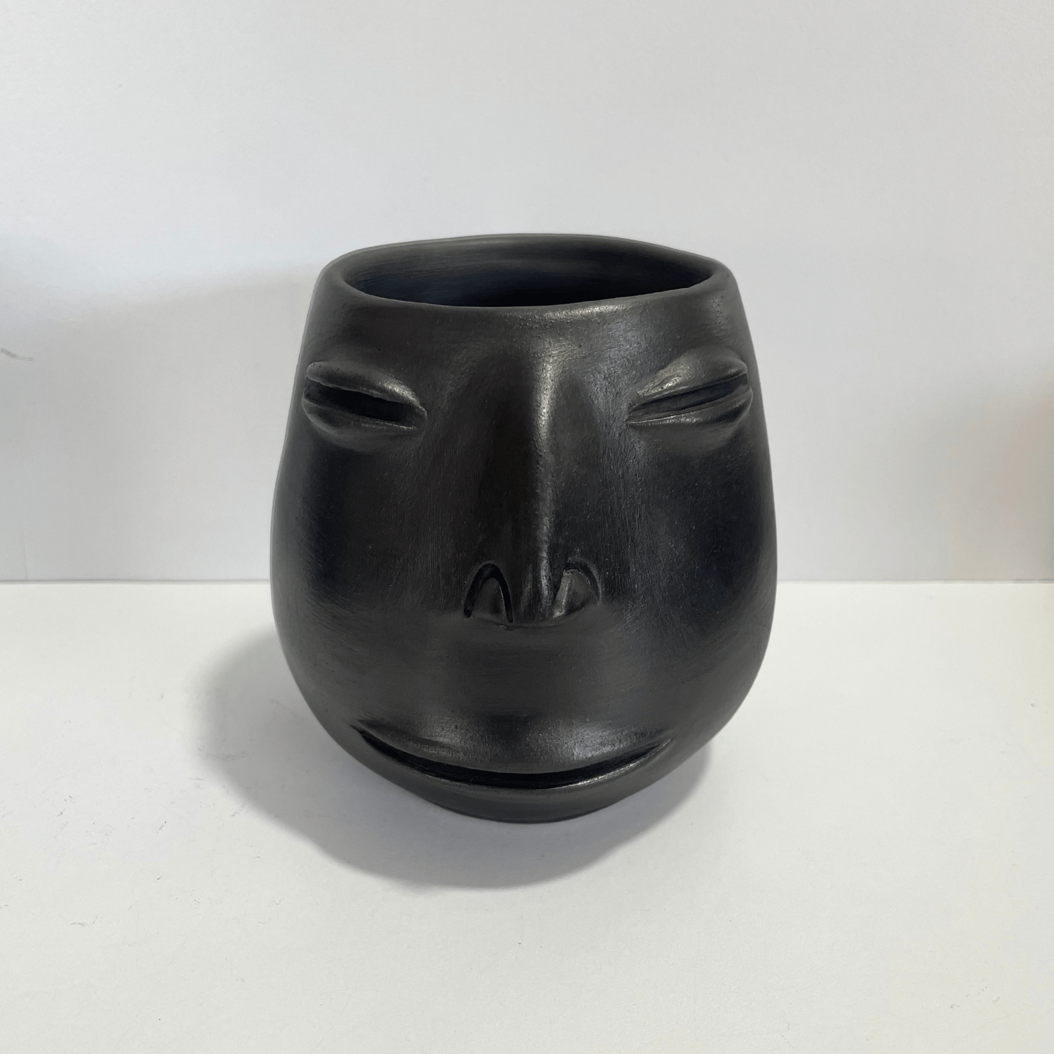 TAZA CARITA BARRO NEGRO