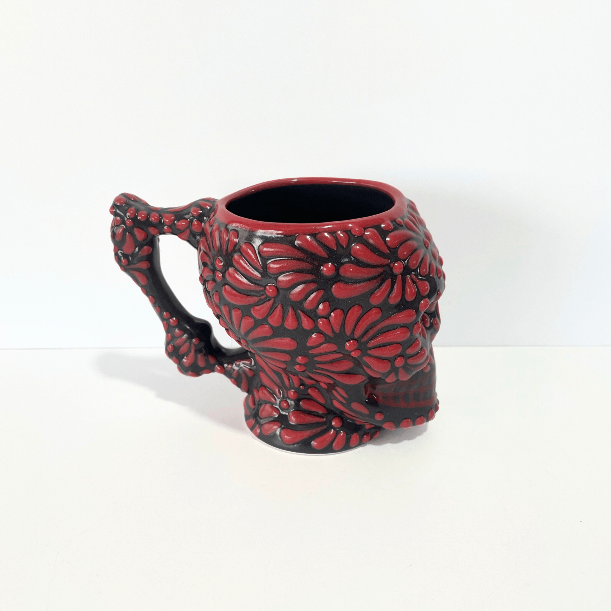 TAZA FORMA DE CRANEO FONDO NEGRO MIK ROJO