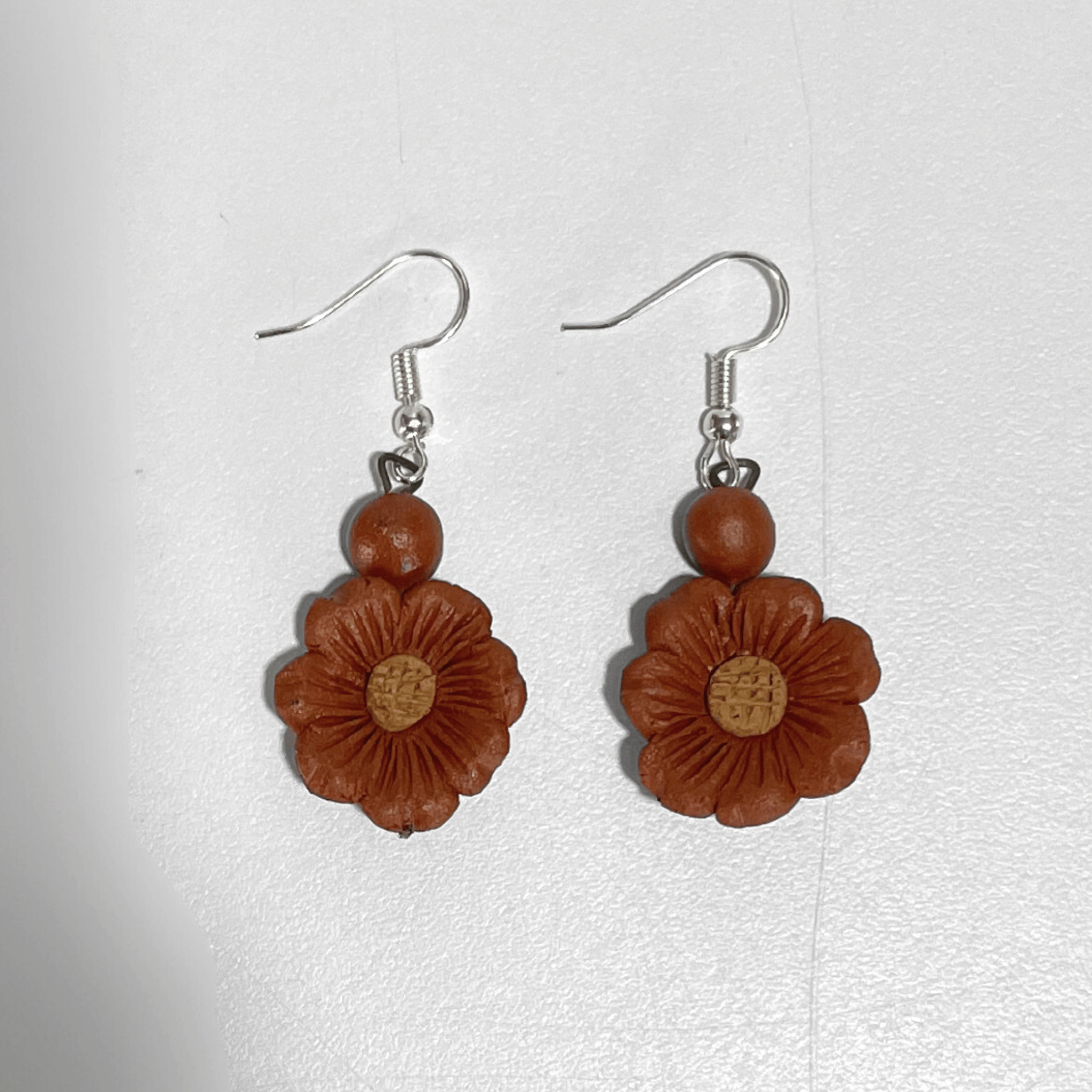 ARETES FLORES BARRO ROJO Y BLANCO BORDADO