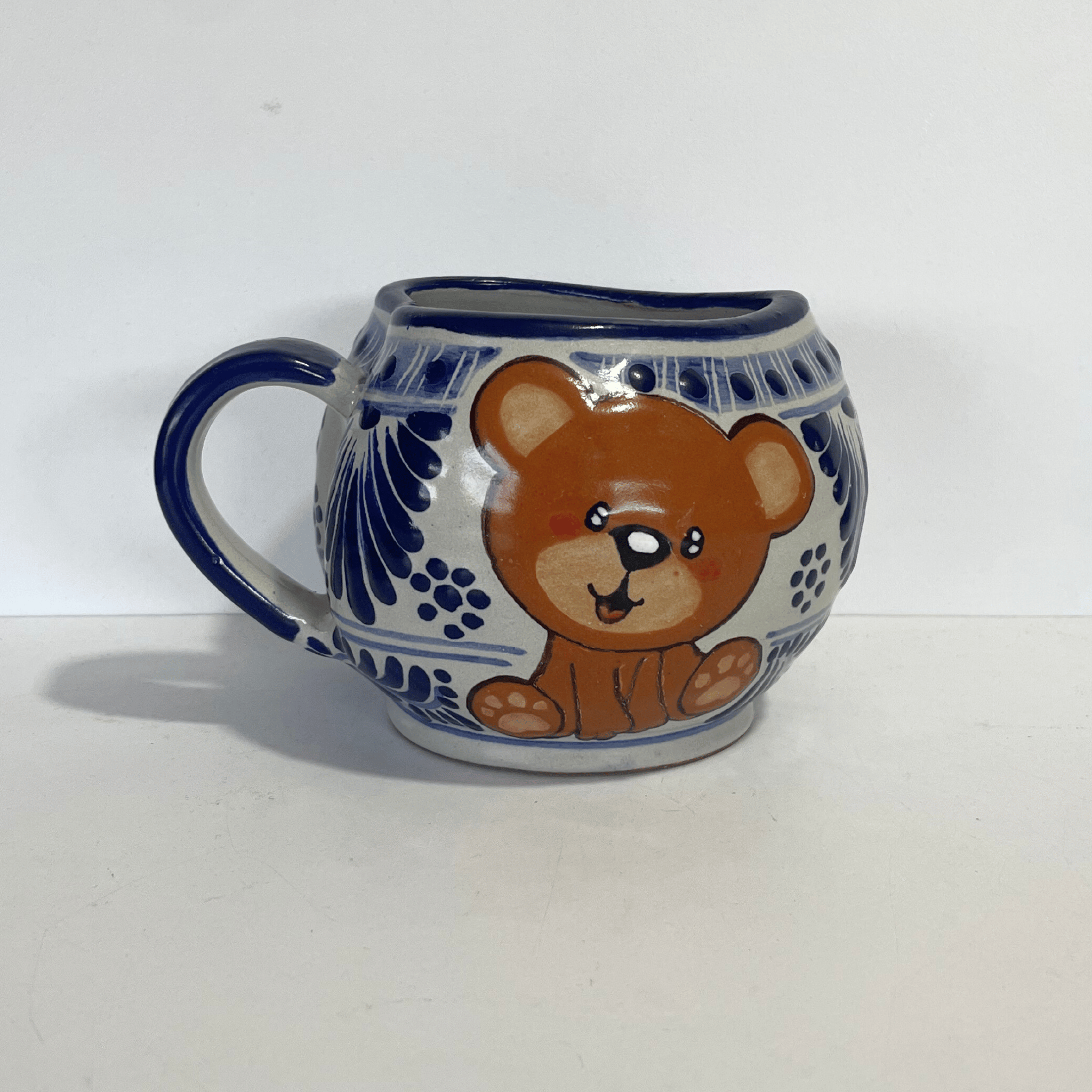 TAZA FORMA CORAZON CHOCOLATERA GRANDE FONDO TRADICIONAL CENEFA AZUL COBALTO OSITO COMPLETO