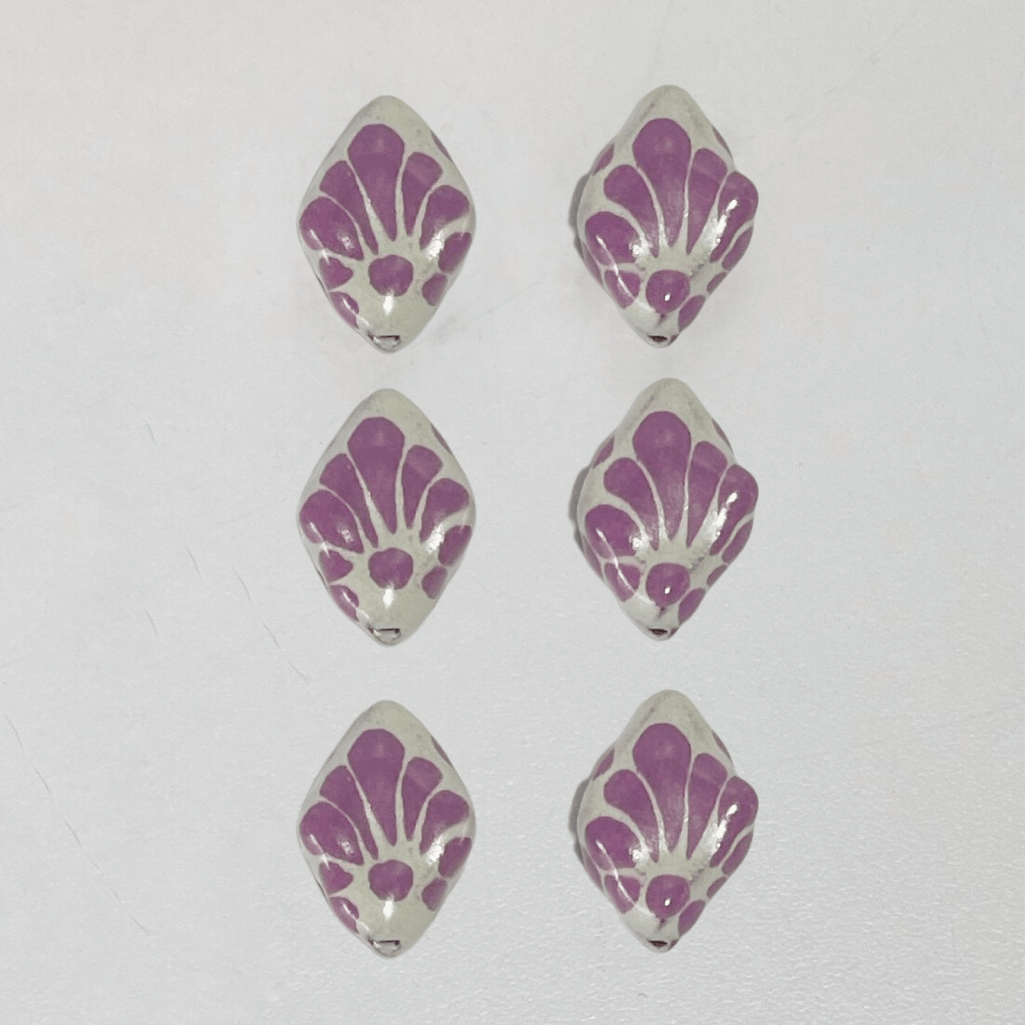 ROMBO PLANO 2 CM X 1.5 CM FONDO TRADICIONAL DECORADO MORADO