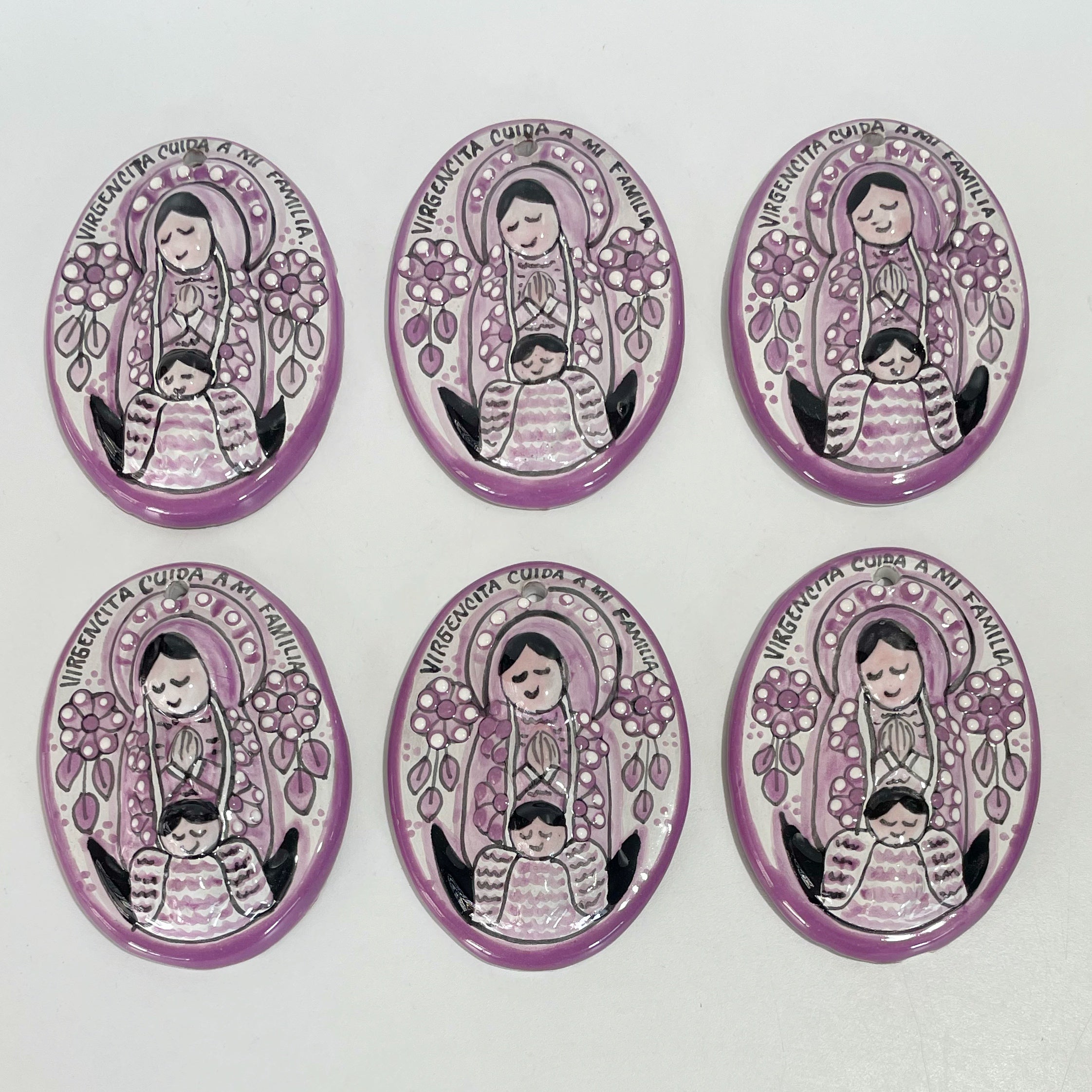 PAQUETE VIRGEN 10 CM FONDO BLANCO DECORADO MORADO NO INCLUYE PERSONALIZADO