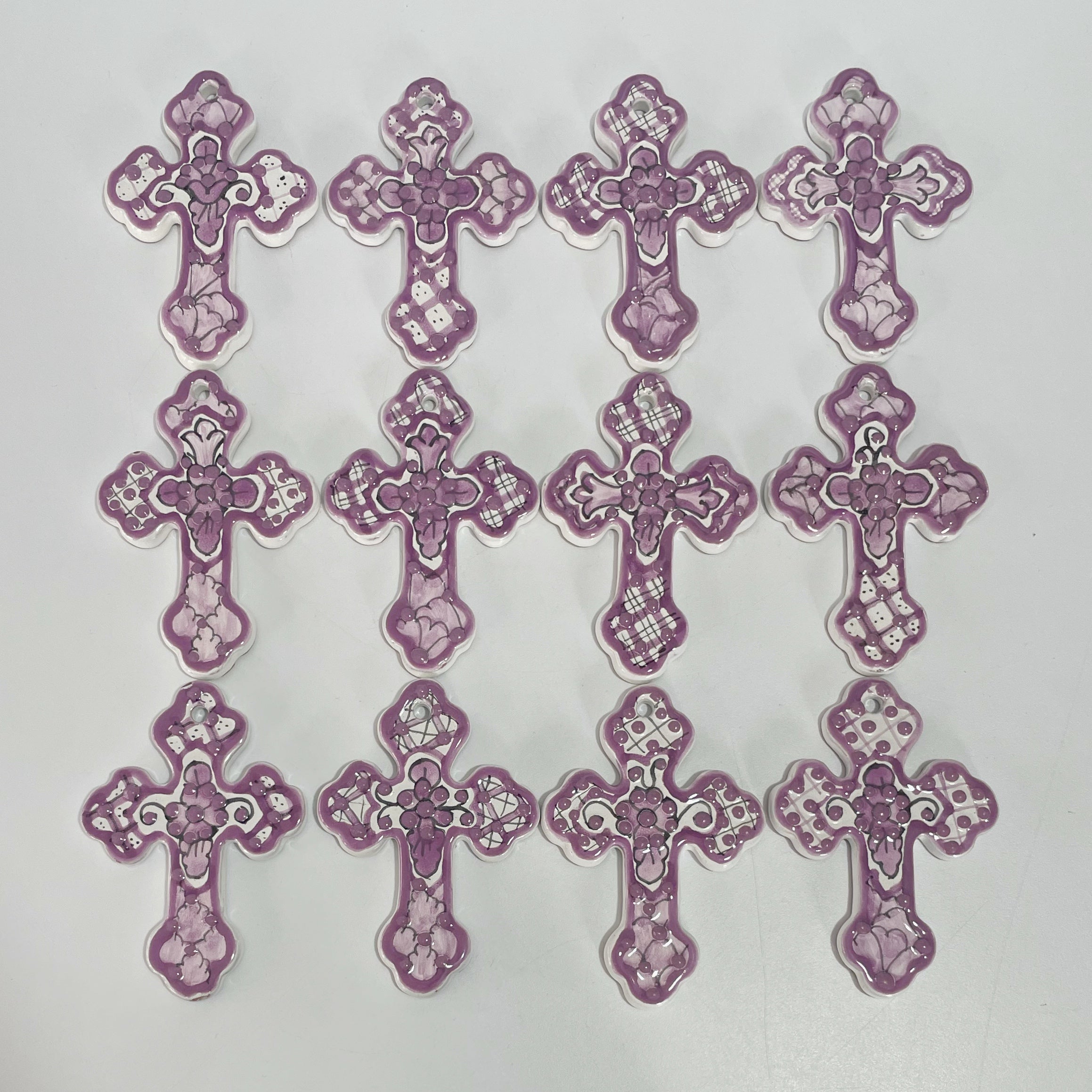 CRUZ 9 CM FONDO BLANCO DECORADO FLORES MORADO NO INCLUYE PERSONALIZADO