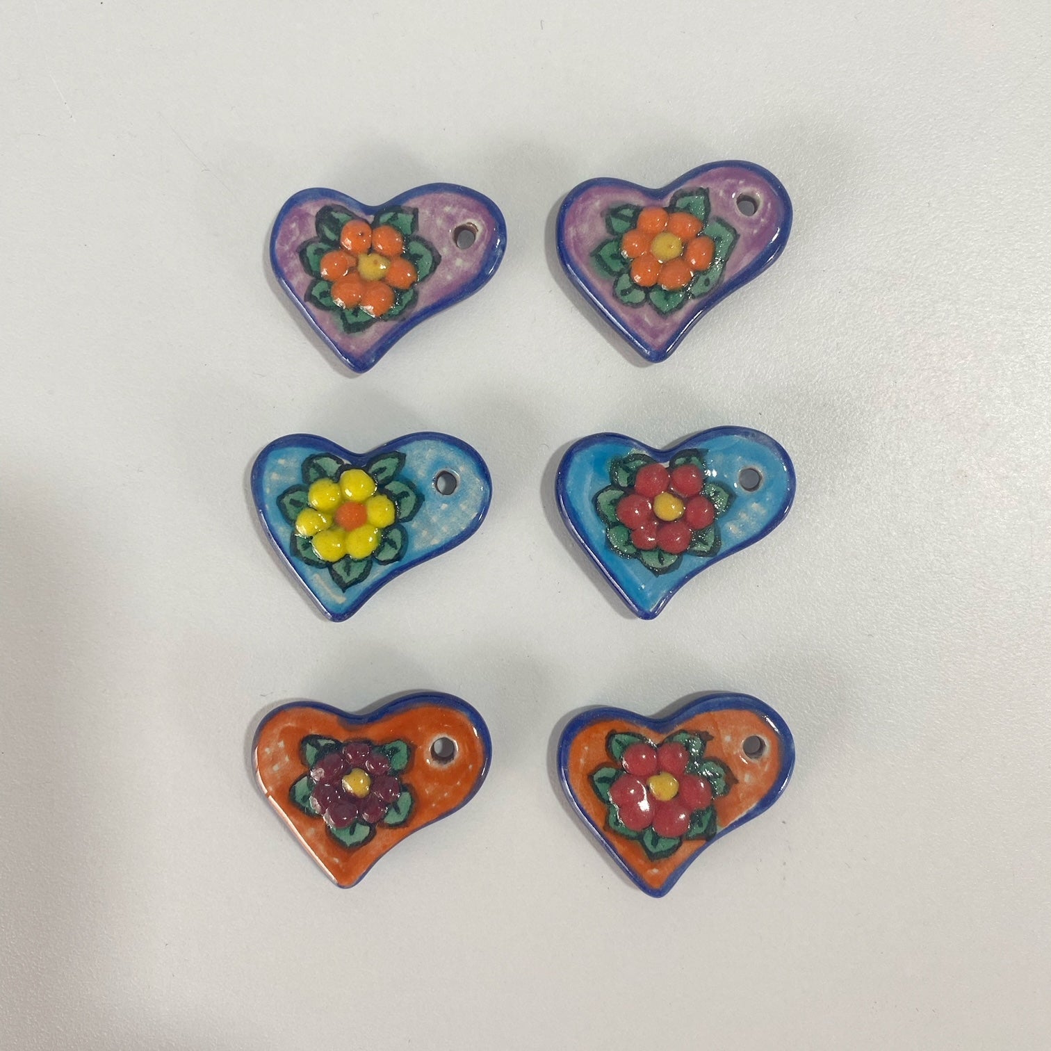 CORAZON PLANO ASIMETRICO 2.9 CM AMBOS LADOS DECORADO FLORES MULTICOLOR