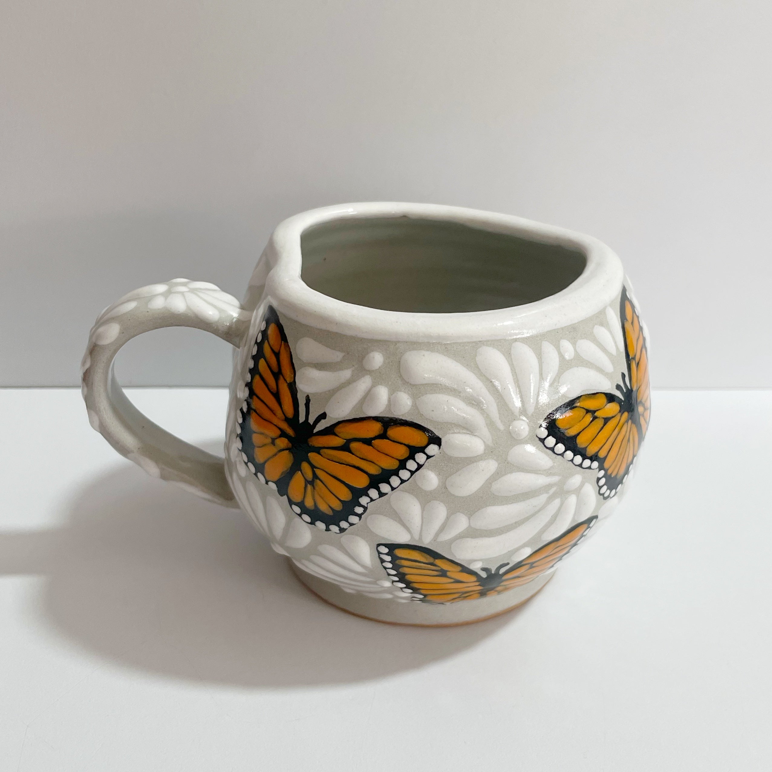 TAZA FORMA CORAZON CHOCOLATERA GRANDE FONDO BLANCO MIK BLANCO MARIPOSAS