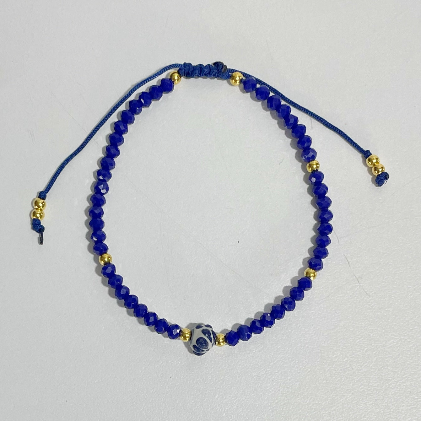 PULSERA ESFERA FONDO BLANCO DECORADO AZUL COBALTO