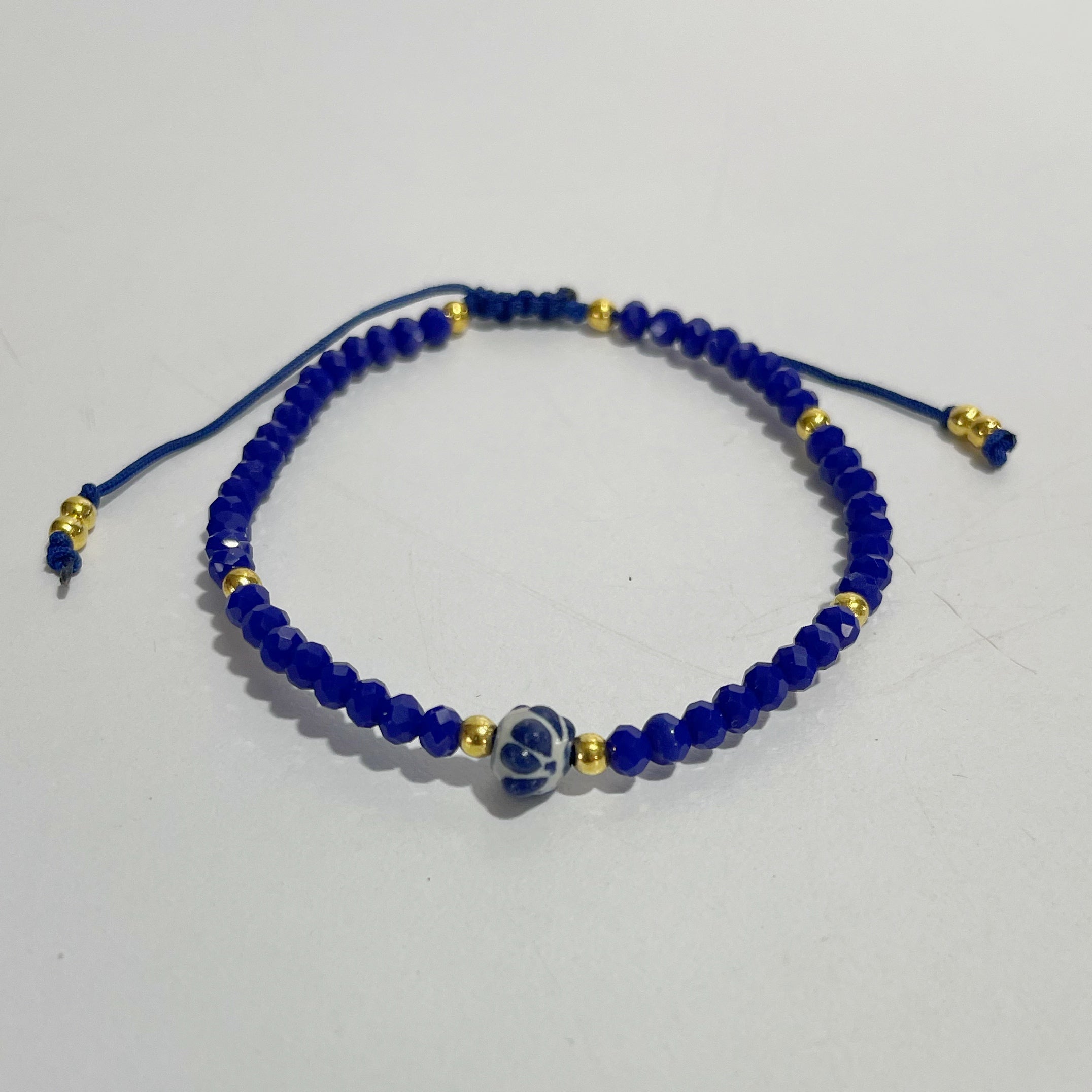 PULSERA ESFERA FONDO BLANCO DECORADO AZUL COBALTO