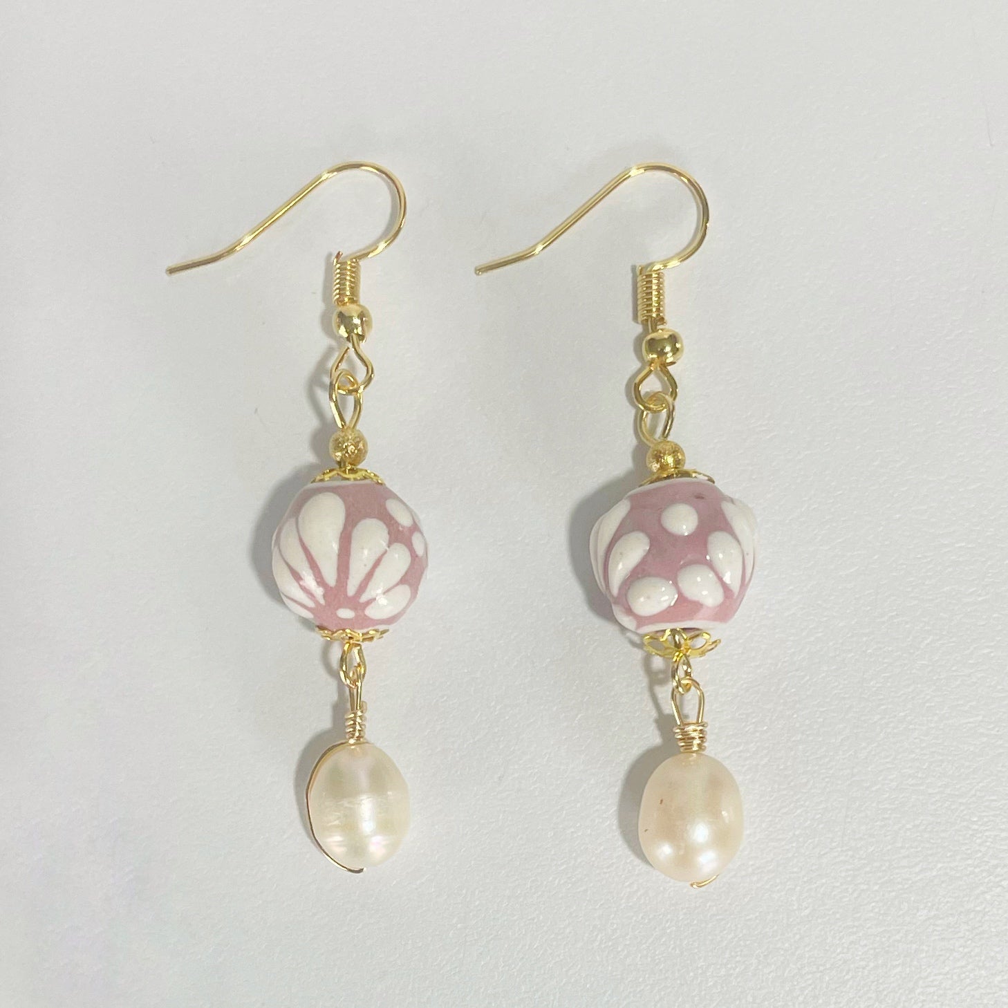 ARETES ESFERA FONDO ROSA MIK BLANCO CON PERLA DEL RIO