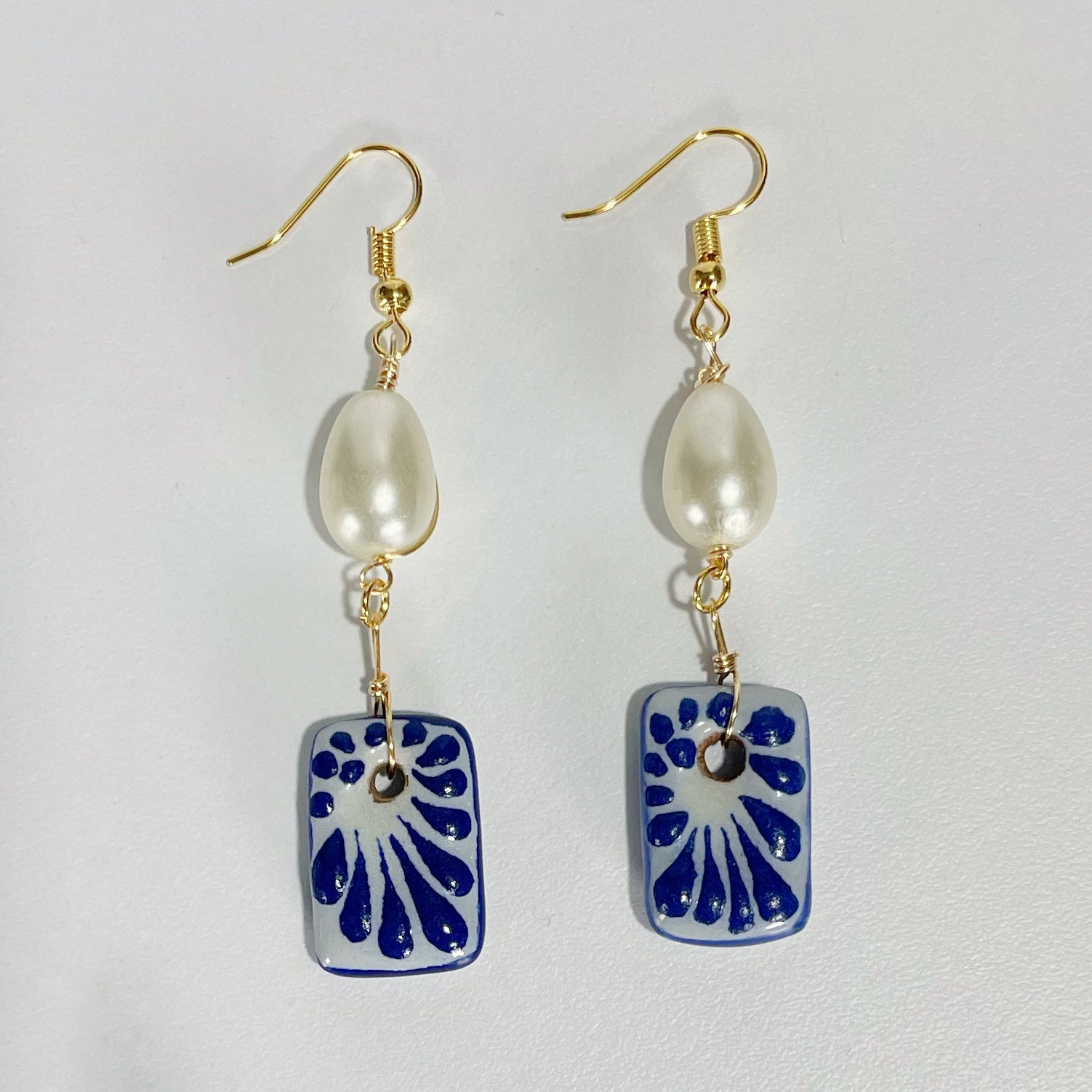 ARETES RECTANGULO PLANO FONDO TRADICIONAL DECORADO AZUL COBALTO CON PERLA DEL RIO