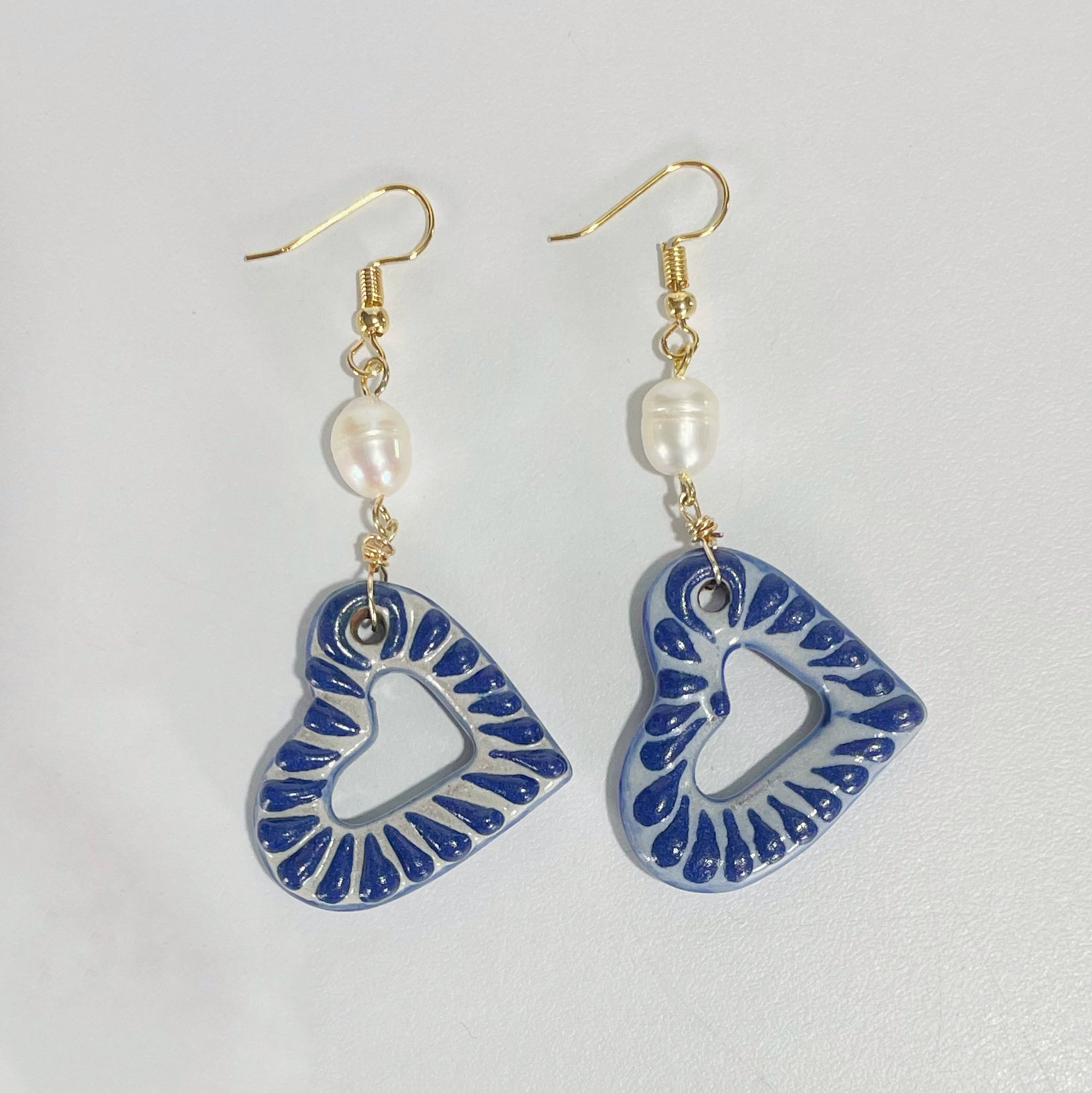 ARETES CORAZON PLANO CORTE INTERNO FONDO TRADICIONAL DECORADO AZUL COBALTO CON PERLA DEL RIO