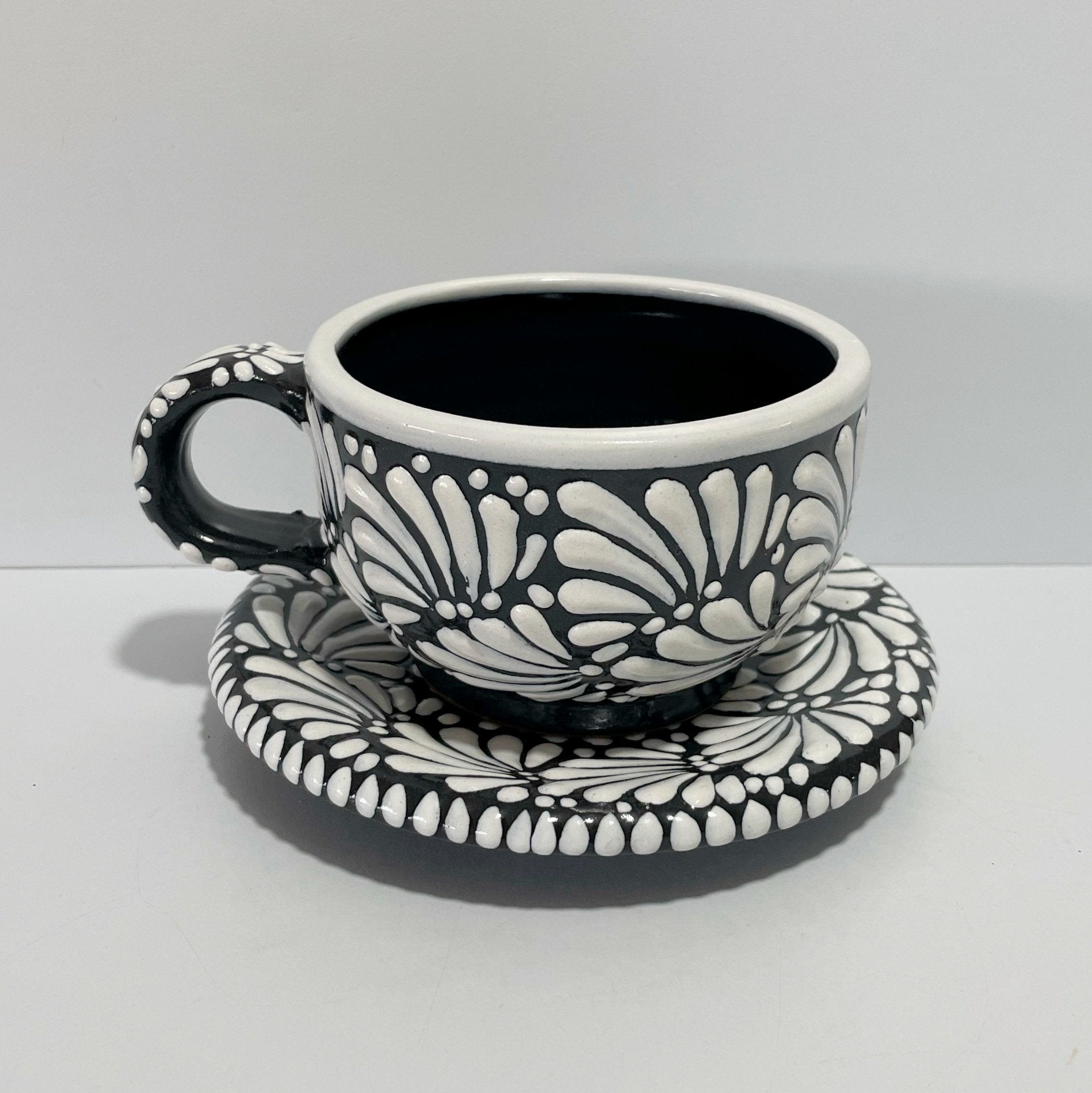 SET TAZA 300 ML Y PLATO FONDO NEGRO MIK BLANCO