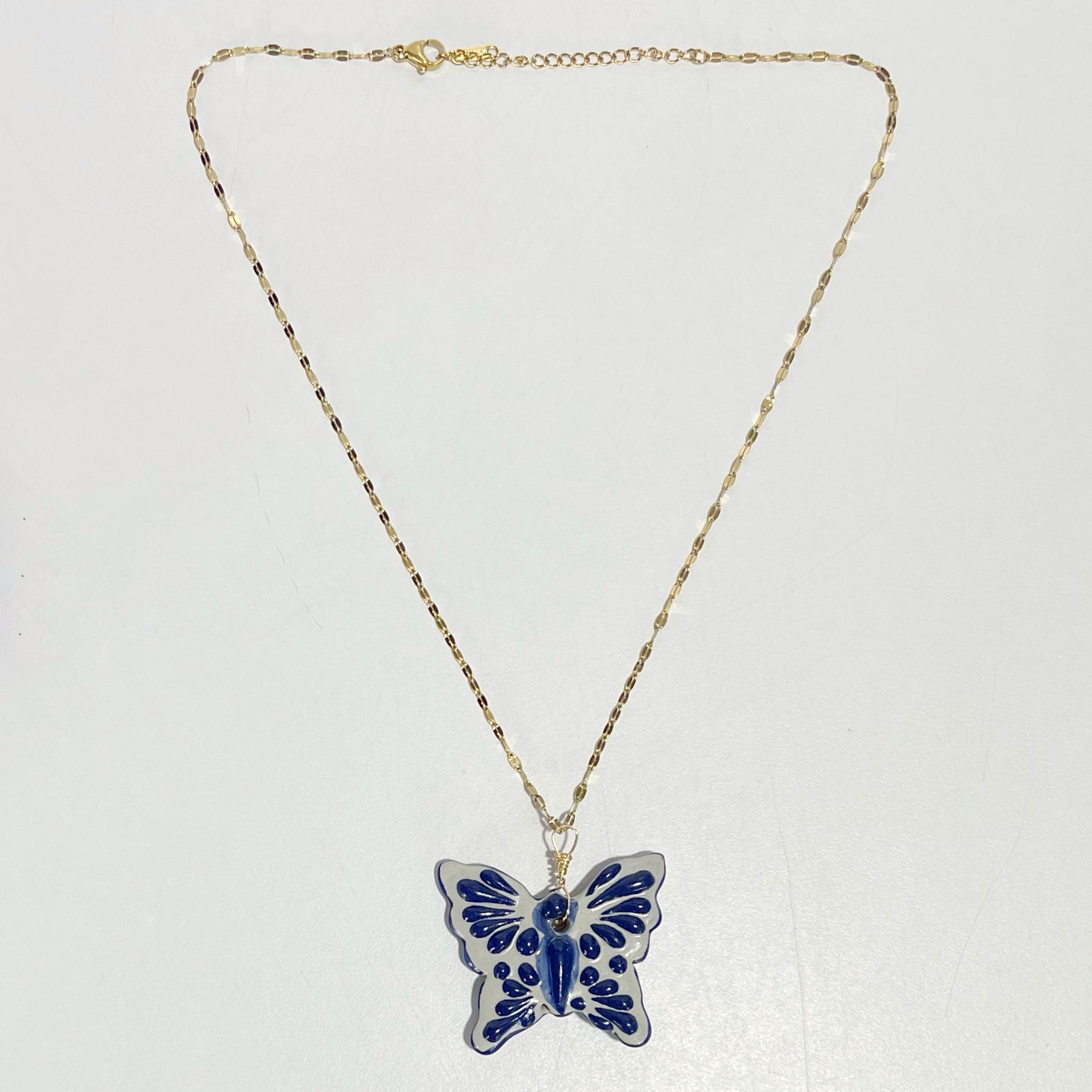 COLLAR MARIPOSA FONDO TRADICIONAL DECORADO AZUL COBALTO CADENA DORADA