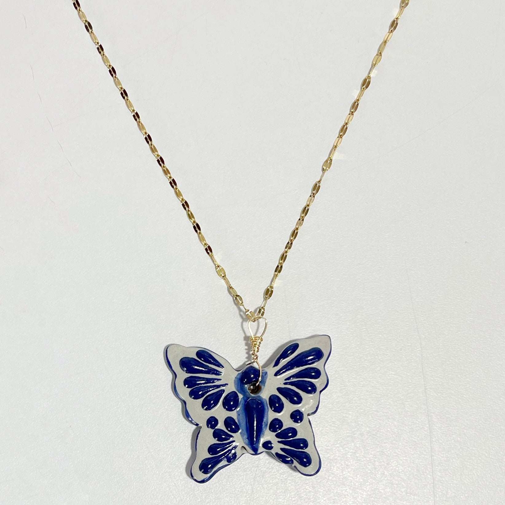 COLLAR MARIPOSA FONDO TRADICIONAL DECORADO AZUL COBALTO CADENA DORADA