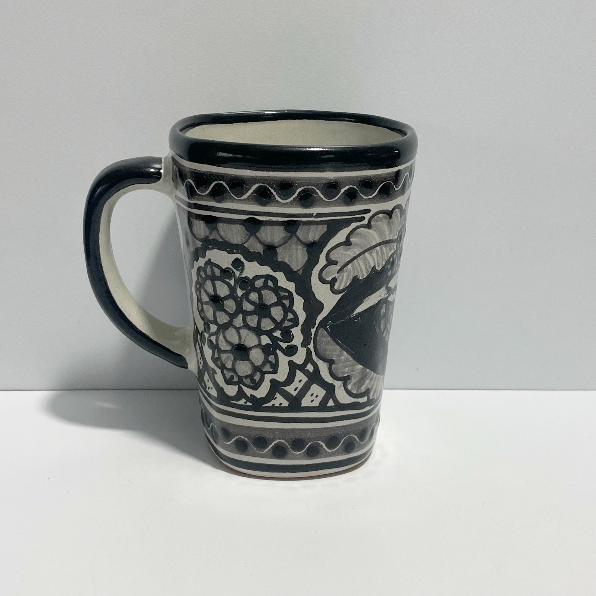 TAZA SEMI CUADRADA CATRINA BLANCO CON NEGRO