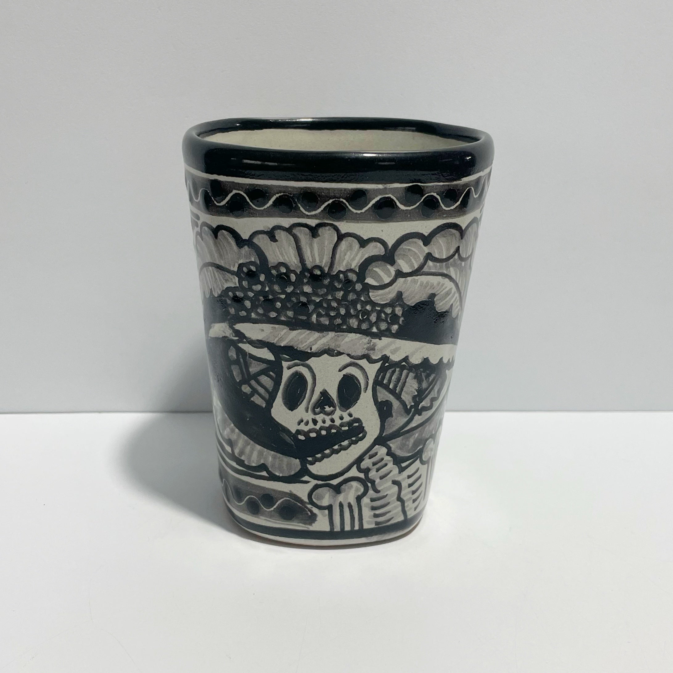 TAZA SEMI CUADRADA CATRINA BLANCO CON NEGRO