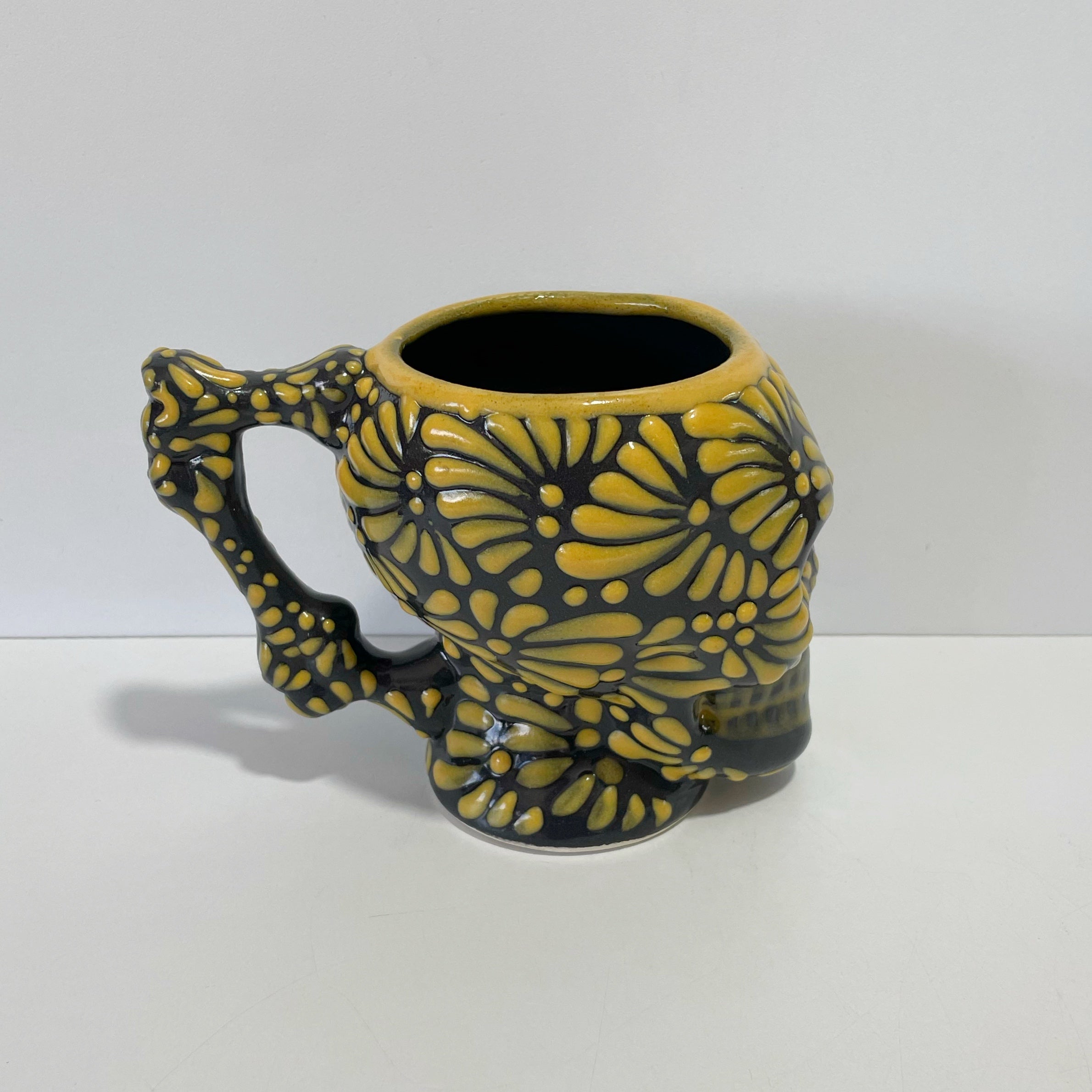 TAZA FORMA DE CRANEO FONDO NEGRO MIK AMARILLO